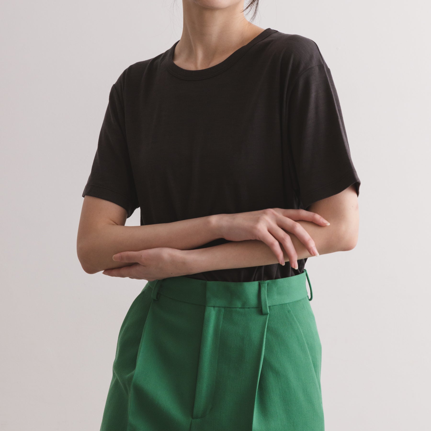MEN'S メリノウール100%天竺 半袖Tシャツ, チャコールの着用イメージ(女性、前)