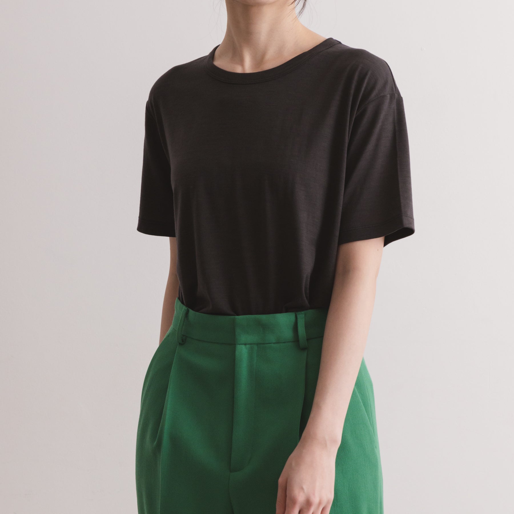 MEN'S メリノウール100%天竺 半袖Tシャツ, チャコールの着用イメージ(女性、前)