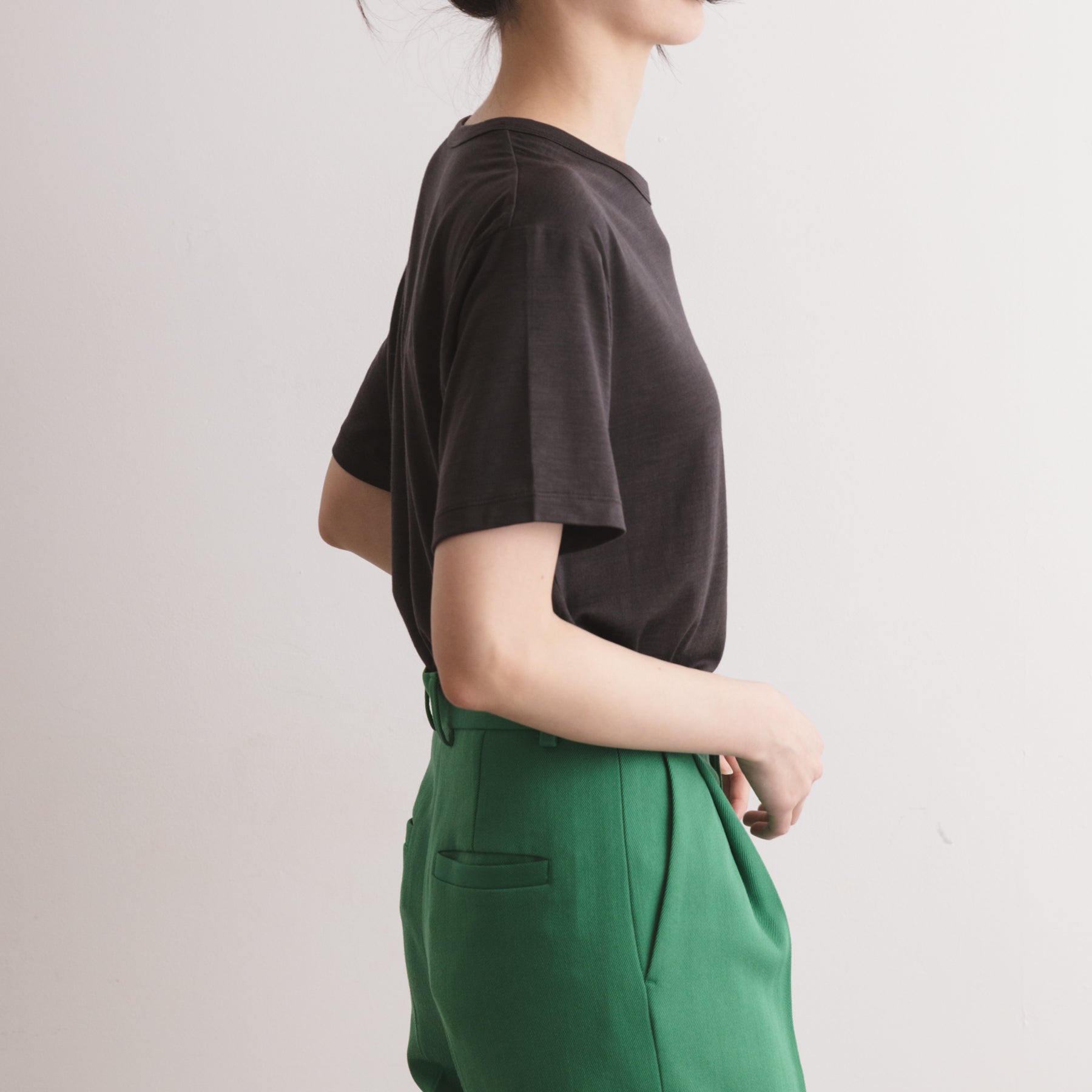 MEN'S メリノウール100%天竺 半袖Tシャツ, チャコールの着用イメージ(女性、横)