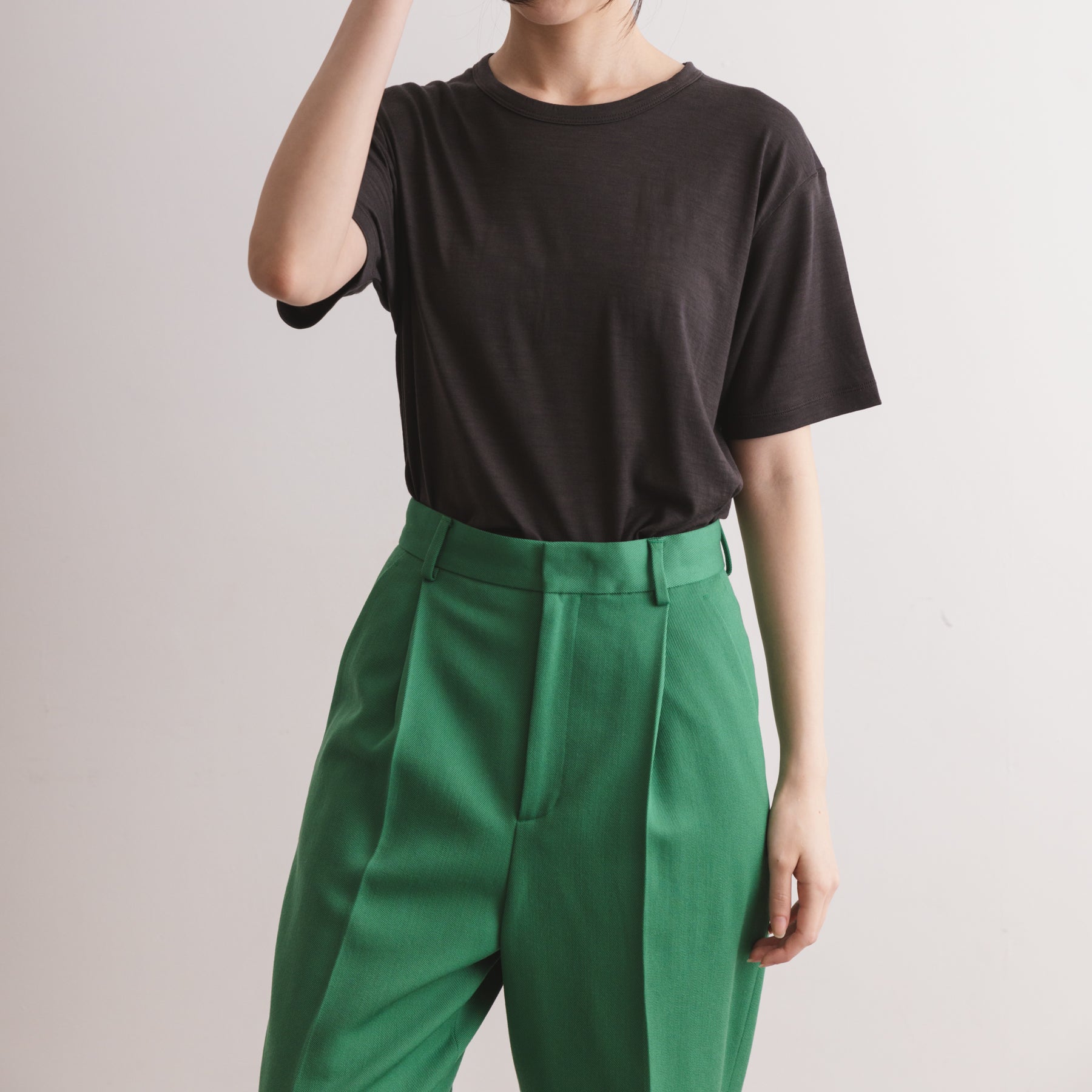 MEN'S メリノウール100%天竺 半袖Tシャツ, チャコールの着用イメージ(女性、前)