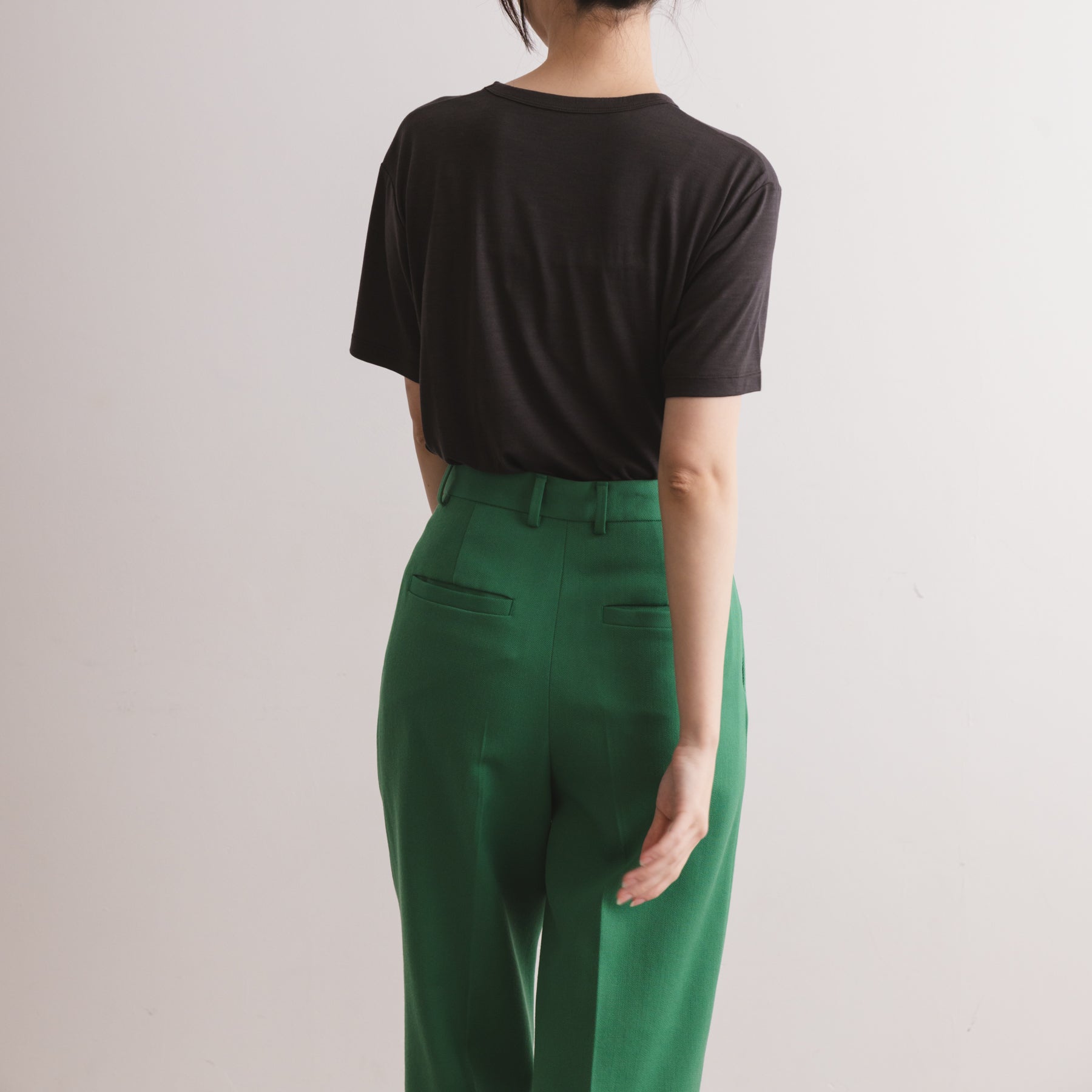 MEN'S メリノウール100%天竺 半袖Tシャツ, チャコールの着用イメージ(女性、後)