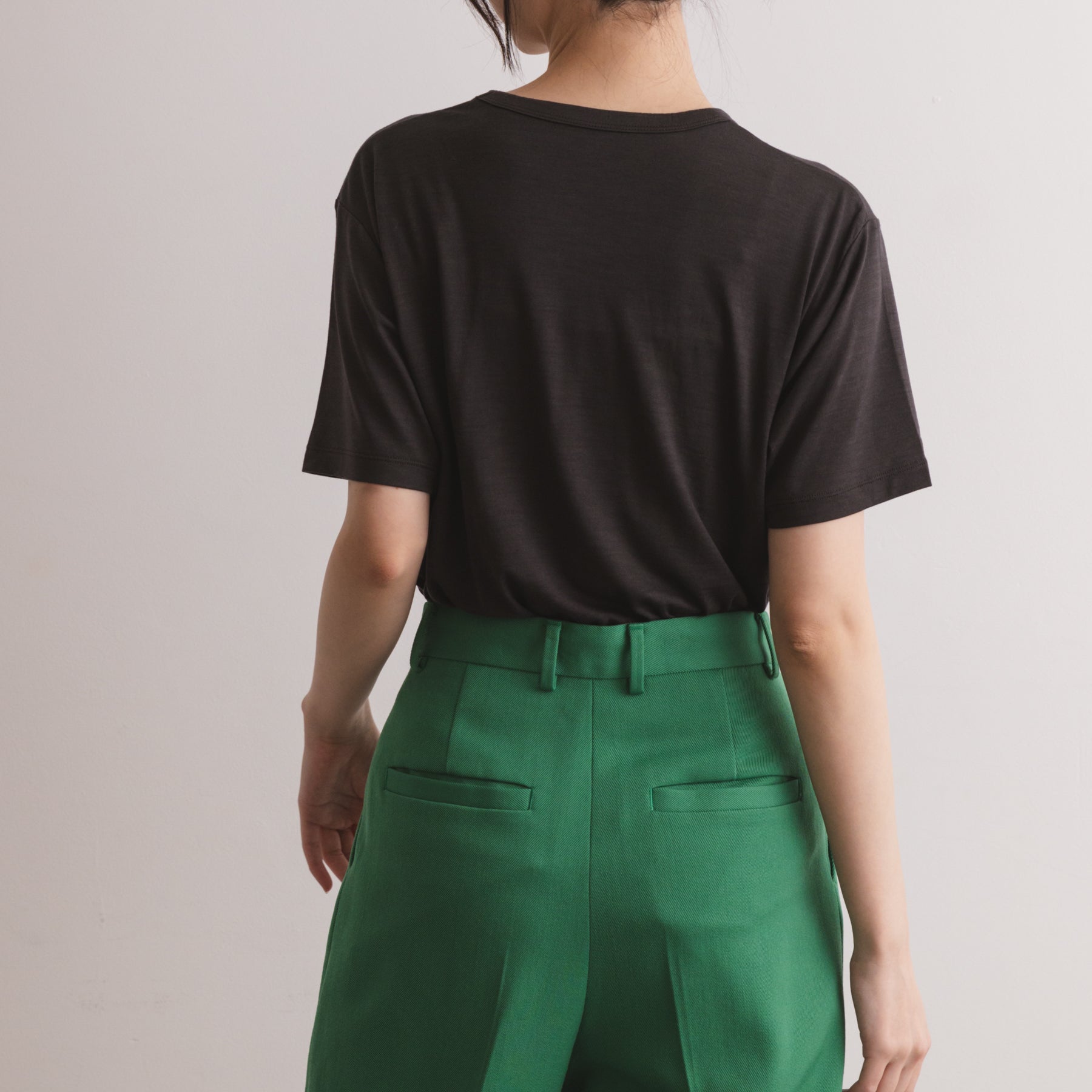 MEN'S メリノウール100%天竺 半袖Tシャツ, チャコールの着用イメージ(女性、後)
