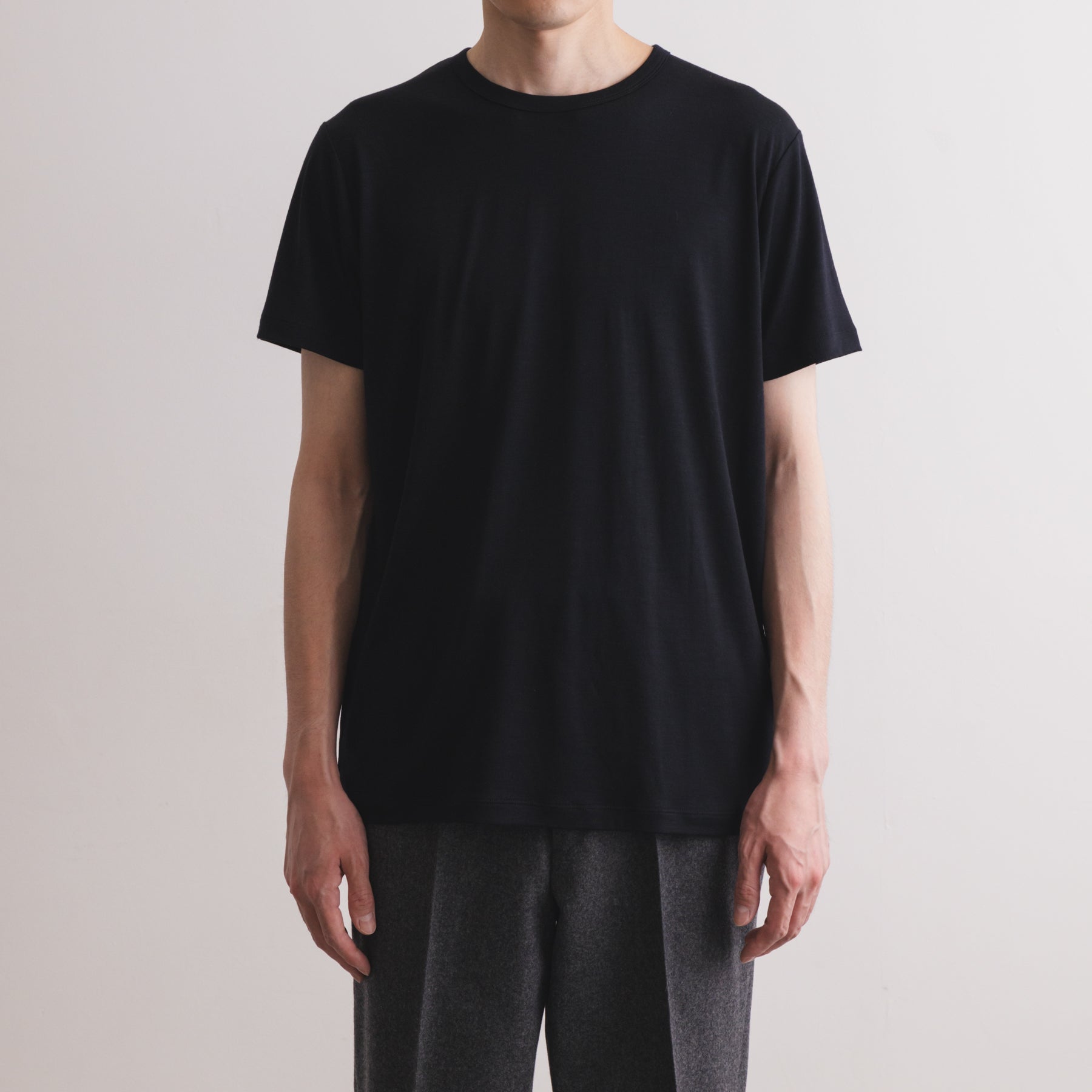 MEN'S メリノウール100%天竺 半袖Tシャツ, ブラックの着用イメージ(男性、前)