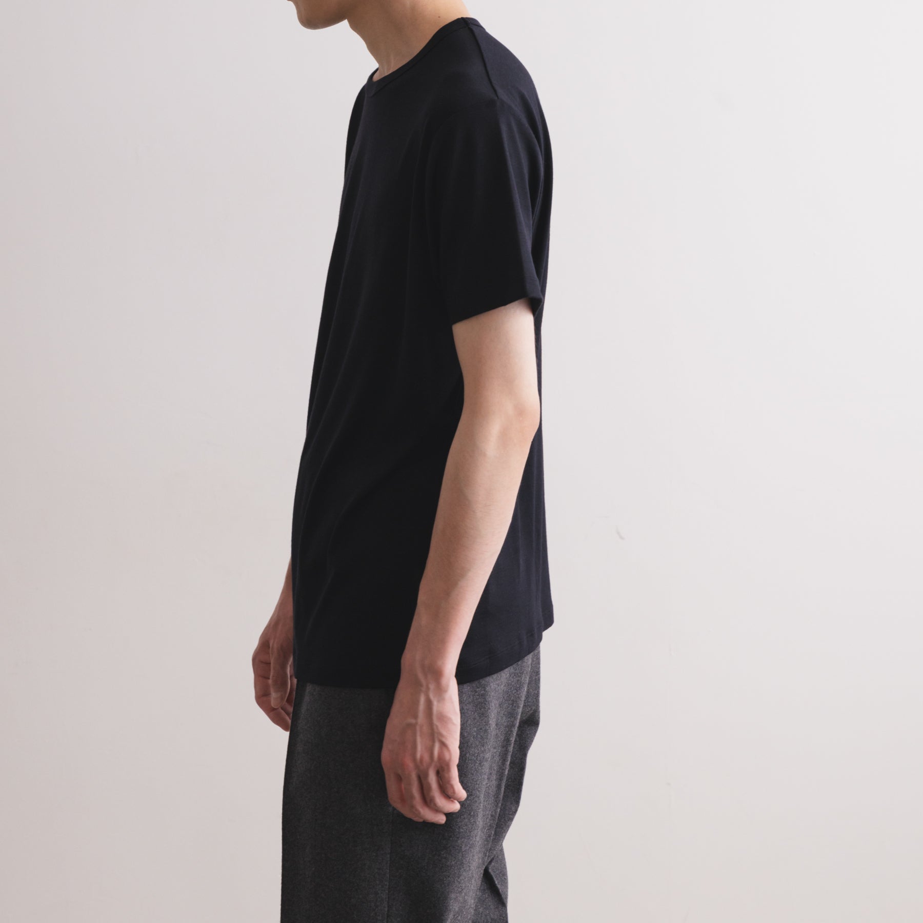 MEN'S メリノウール100%天竺 半袖Tシャツ, ブラックの着用イメージ(男性、横)