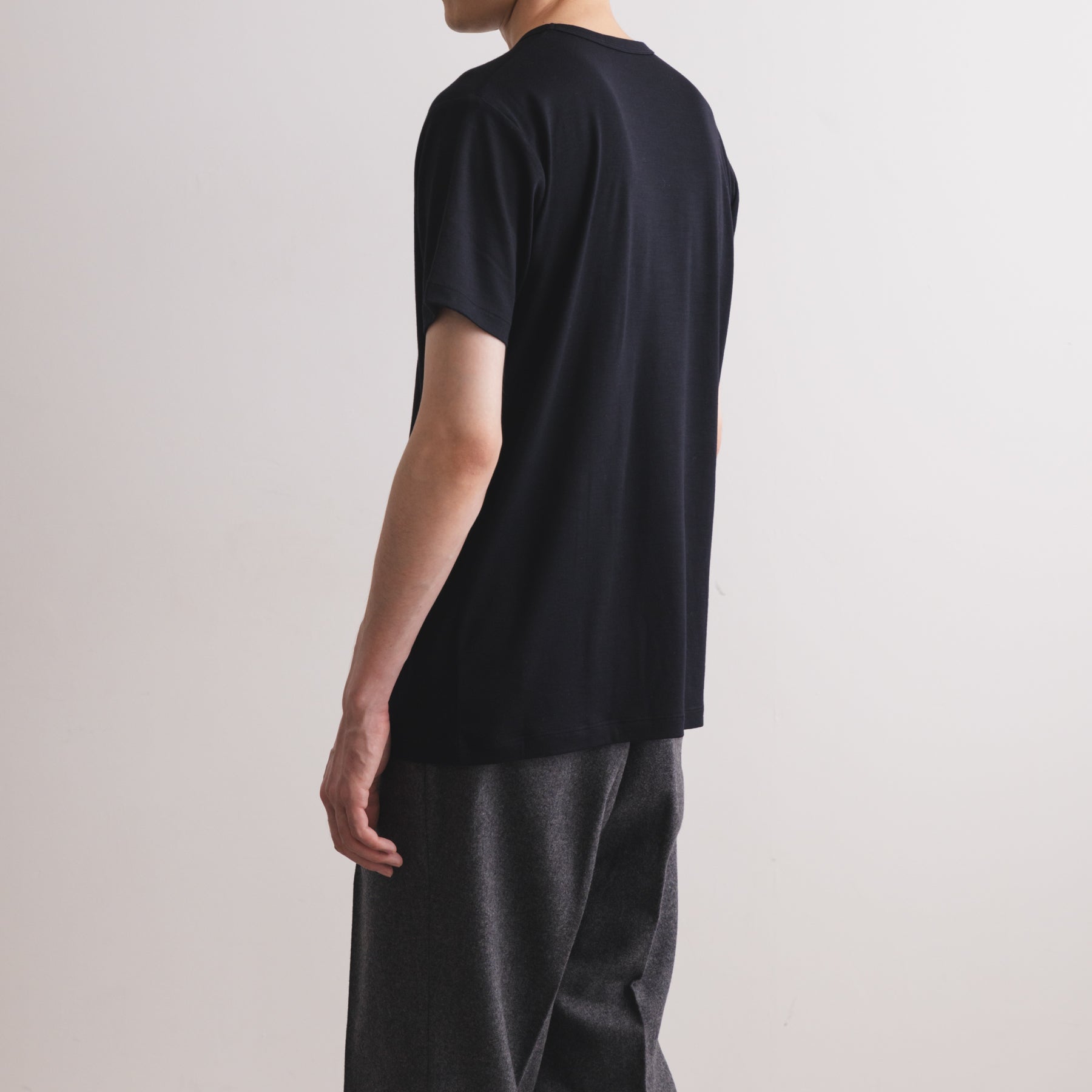 MEN'S メリノウール100%天竺 半袖Tシャツ, ブラックの着用イメージ(男性、斜め後)