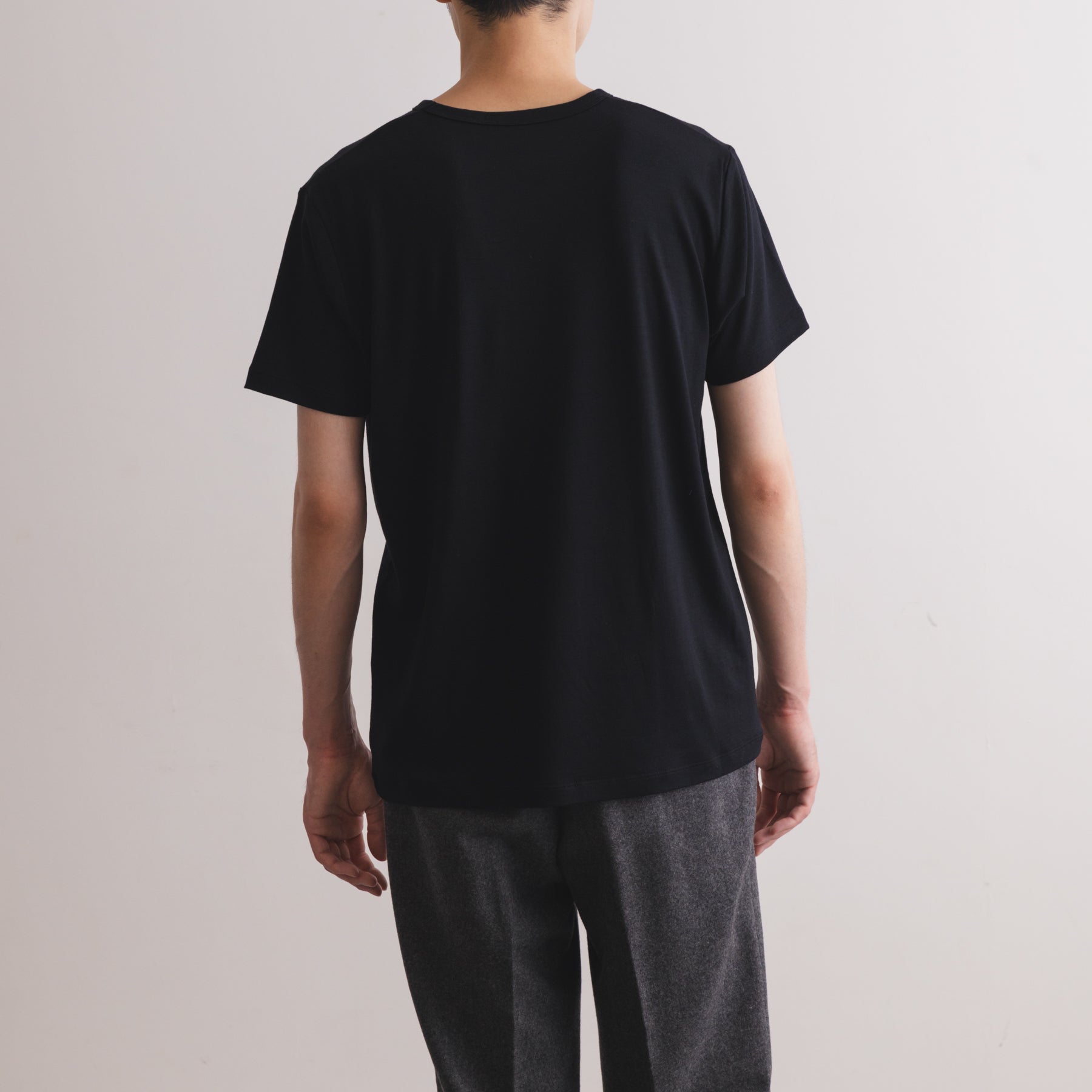 MEN'S メリノウール100%天竺 半袖Tシャツ, ブラックの着用イメージ(男性、後)