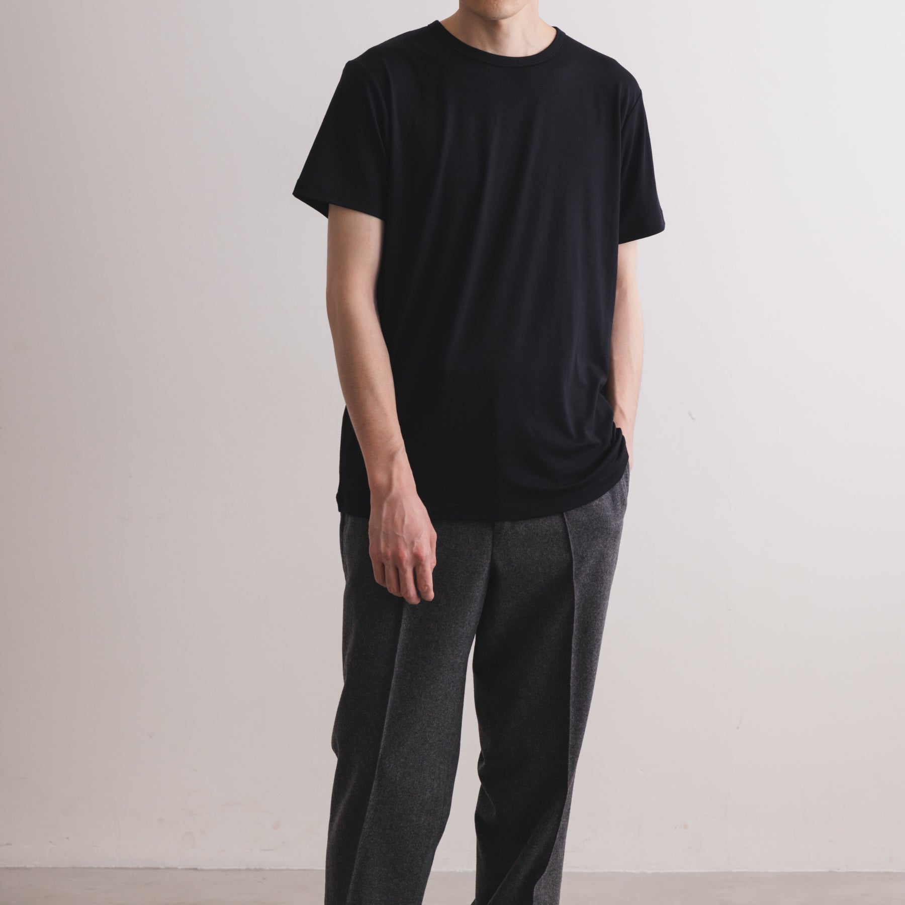 MEN'S メリノウール100%天竺 半袖Tシャツ, ブラックの着用イメージ(男性、斜め前)