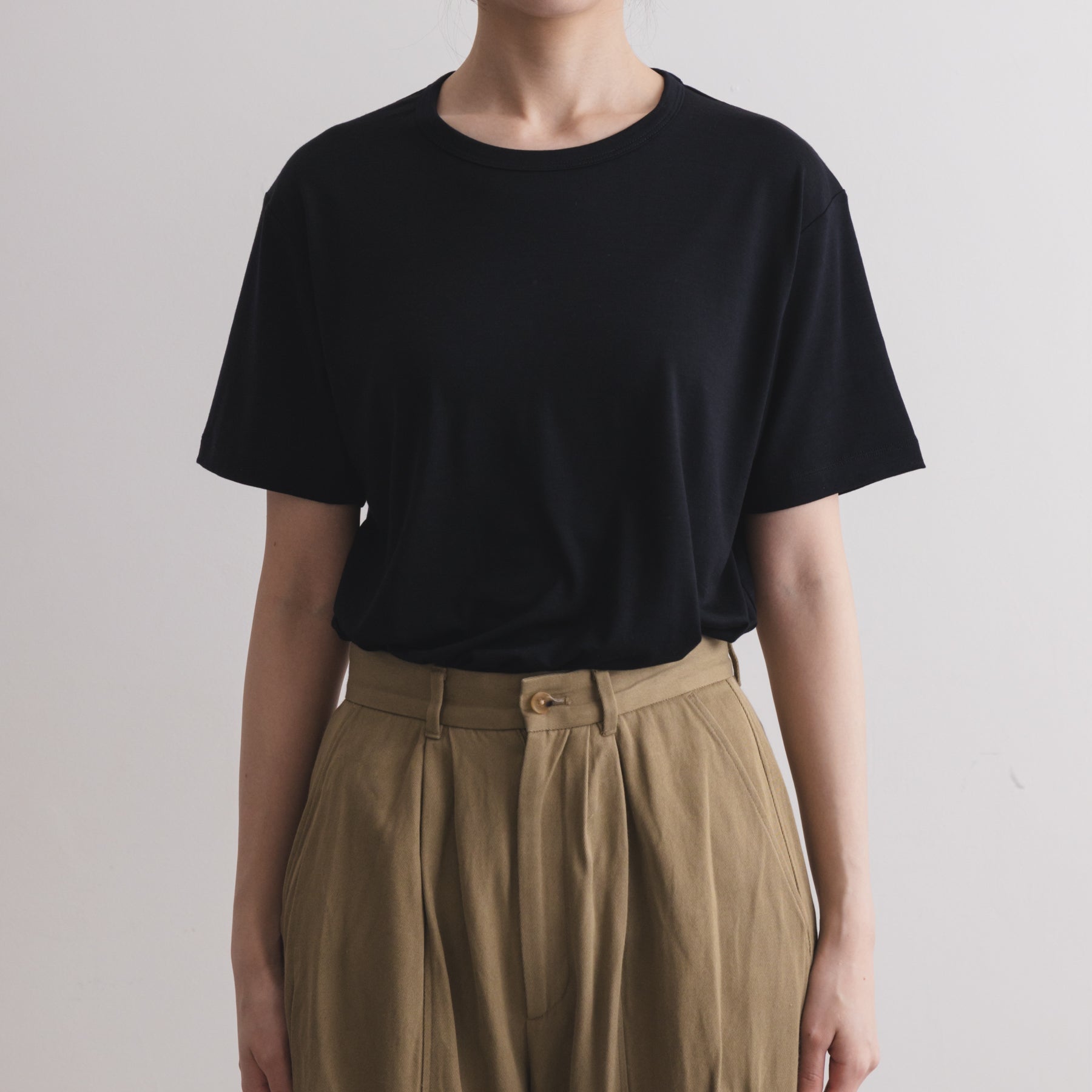 MEN'S メリノウール100%天竺 半袖Tシャツ, ブラックの着用イメージ(女性、前)