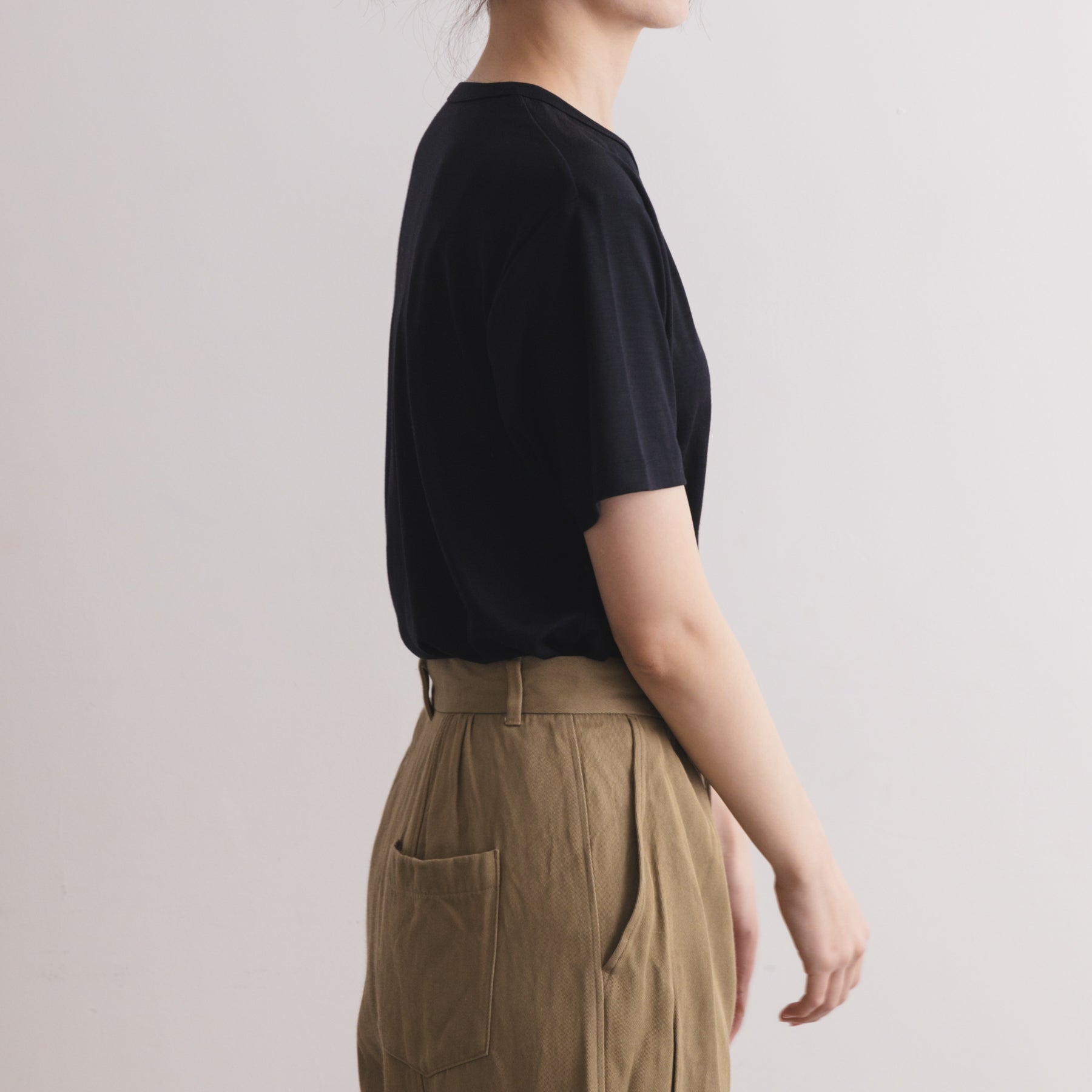 MEN'S メリノウール100%天竺 半袖Tシャツ, ブラックの着用イメージ(女性、横)