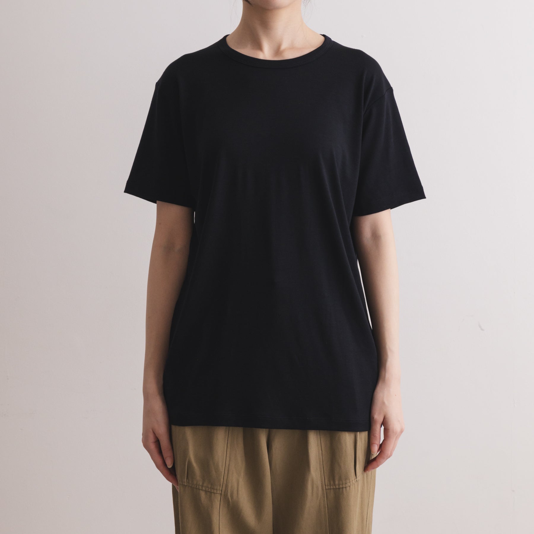 MEN'S メリノウール100%天竺 半袖Tシャツ, ブラックの着用イメージ(女性、前)