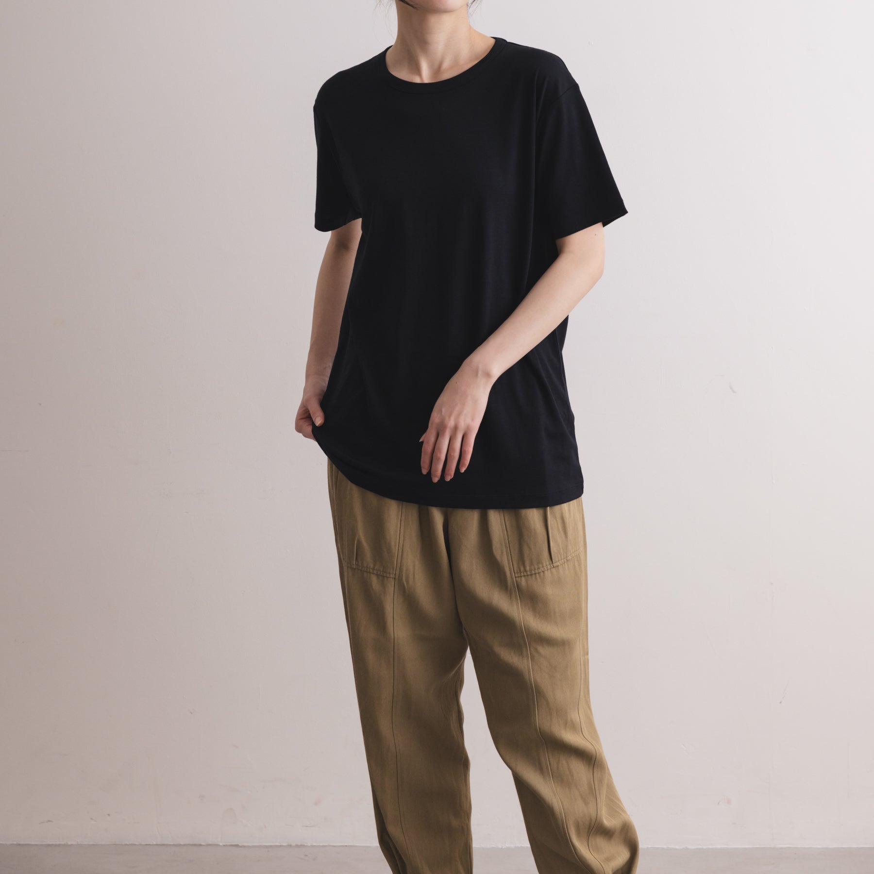 MEN'S メリノウール100%天竺 半袖Tシャツ, ブラックの着用イメージ(女性、前)