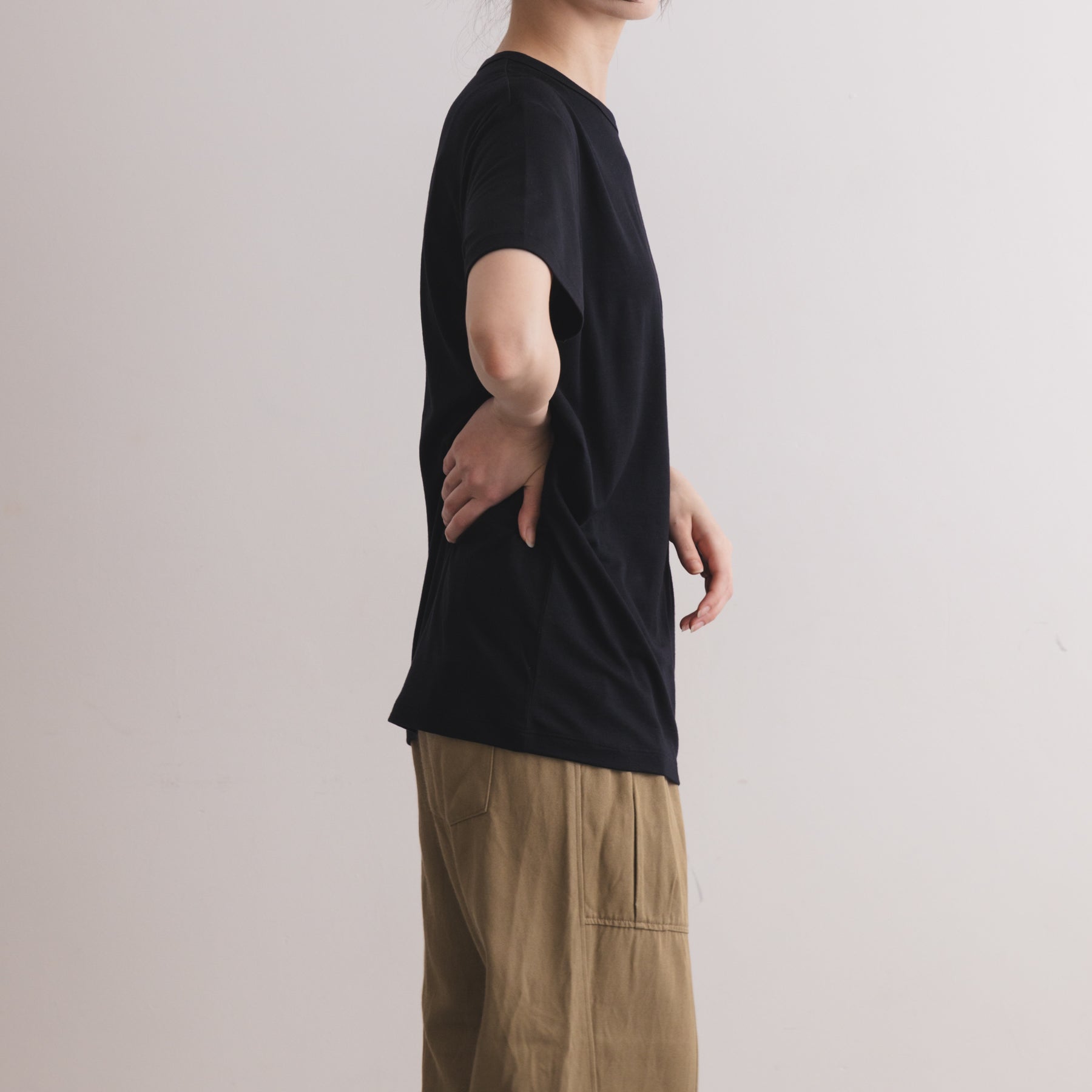 MEN'S メリノウール100%天竺 半袖Tシャツ, ブラックの着用イメージ(女性、横)