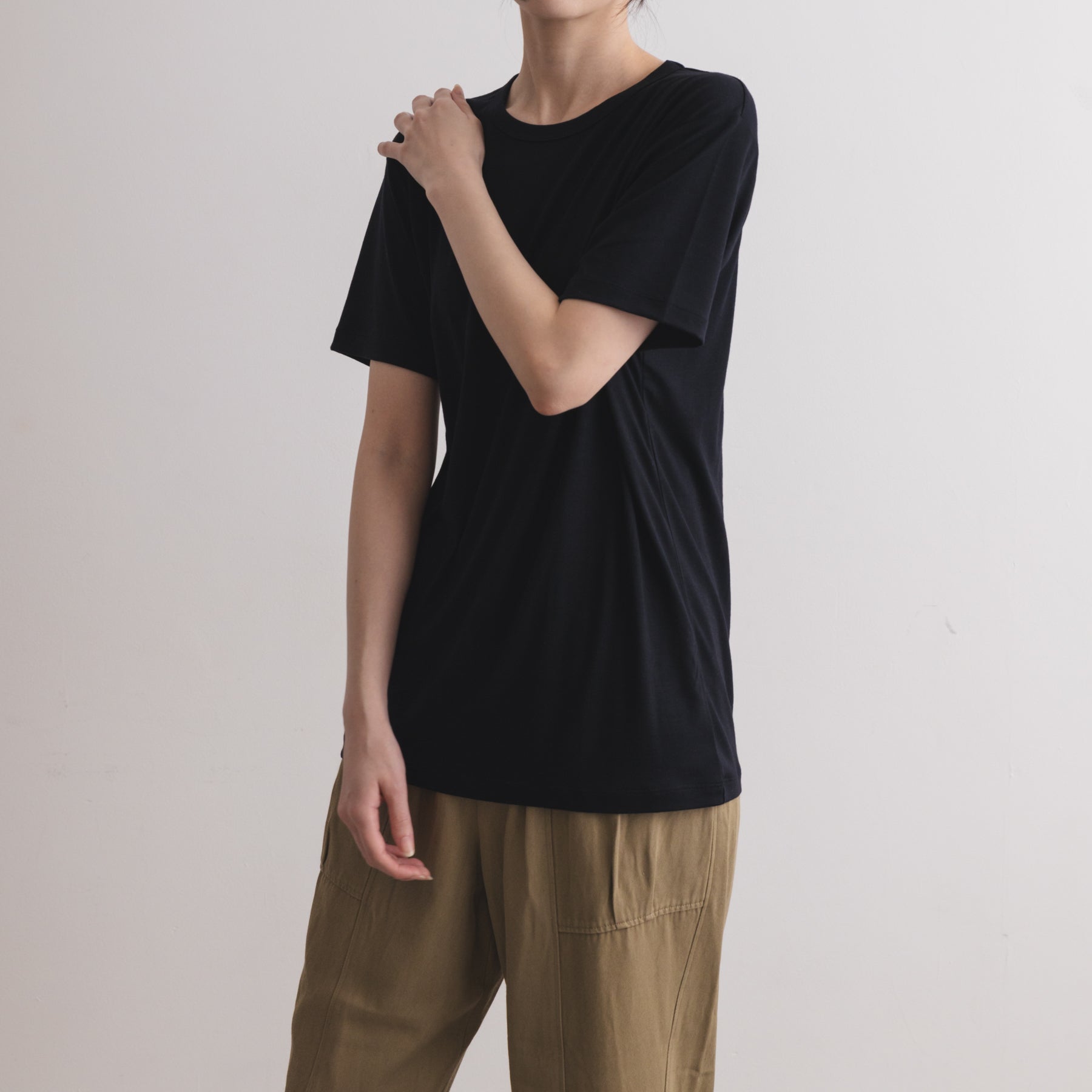 MEN'S メリノウール100%天竺 半袖Tシャツ, ブラックの着用イメージ(女性、斜め前)
