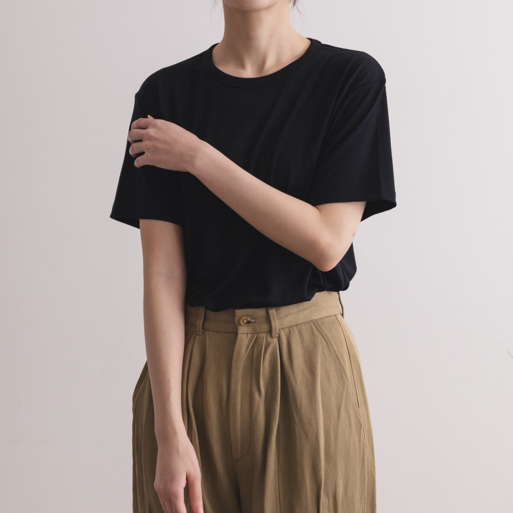 MEN'S メリノウール100%天竺 半袖Tシャツ, ブラックの着用イメージ(女性、前)