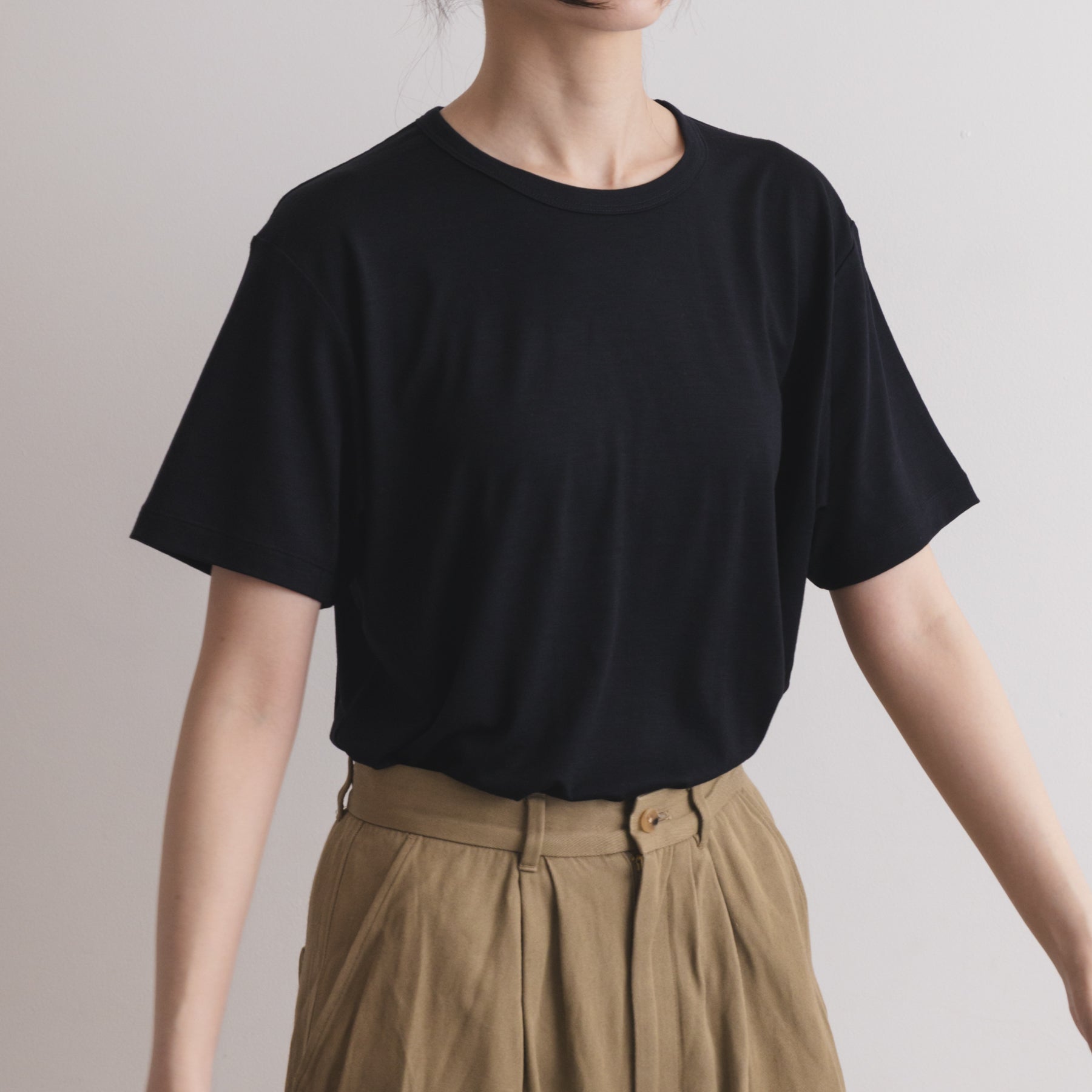 MEN'S メリノウール100%天竺 半袖Tシャツ, ブラックの着用イメージ(女性、斜め前)