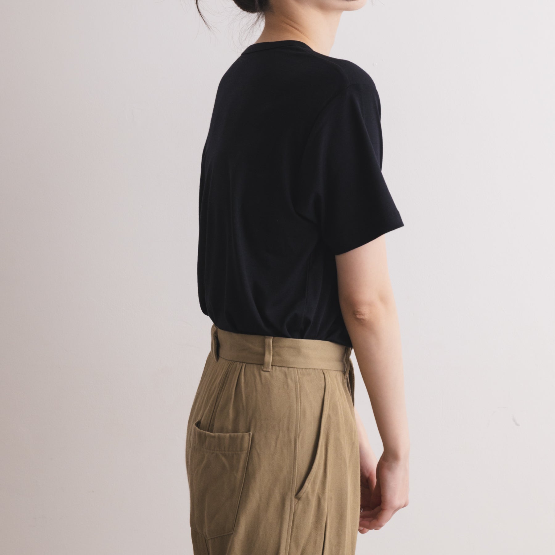 MEN'S メリノウール100%天竺 半袖Tシャツ, ブラックの着用イメージ(女性、横)