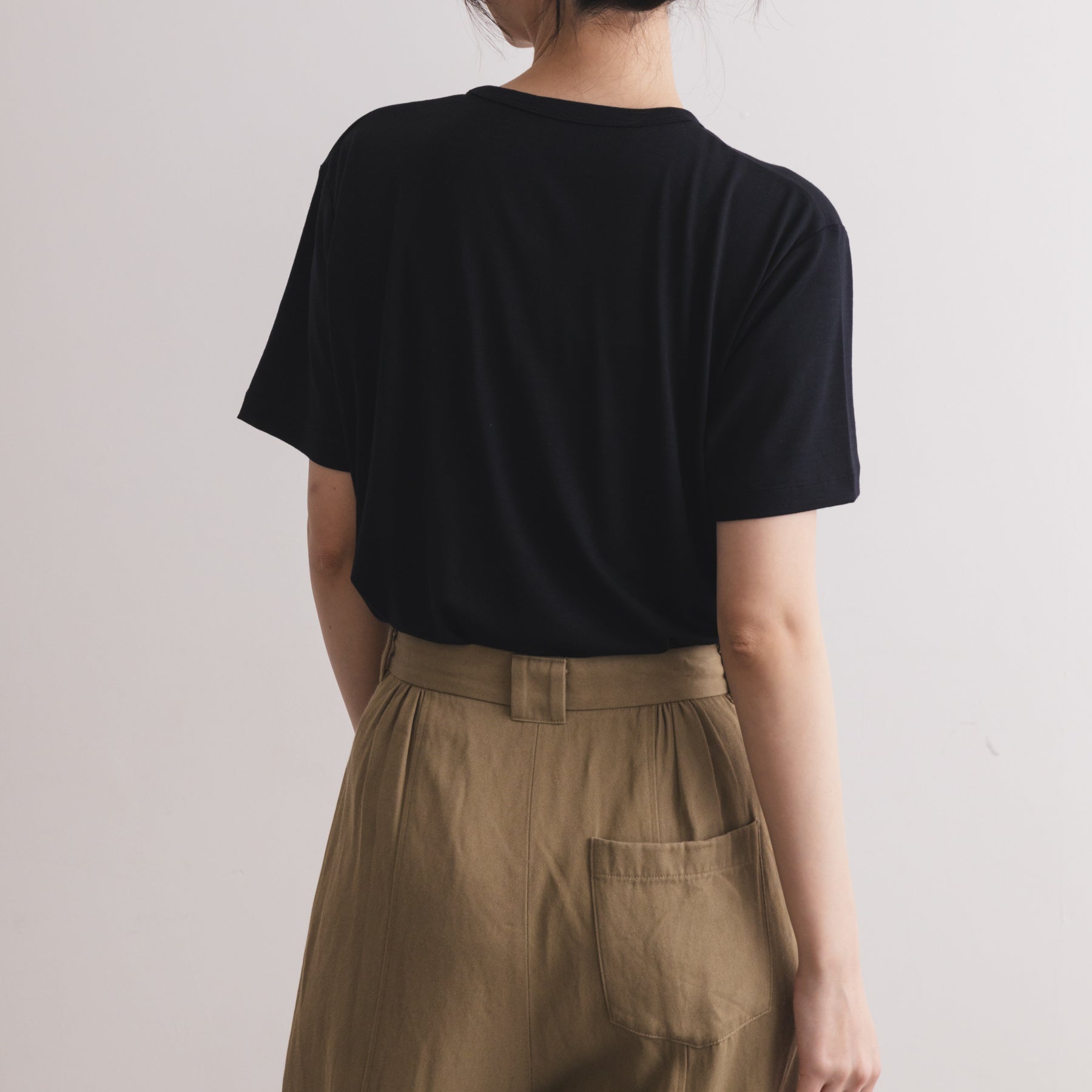 MEN'S メリノウール100%天竺 半袖Tシャツ, ブラックの着用イメージ(女性、後)