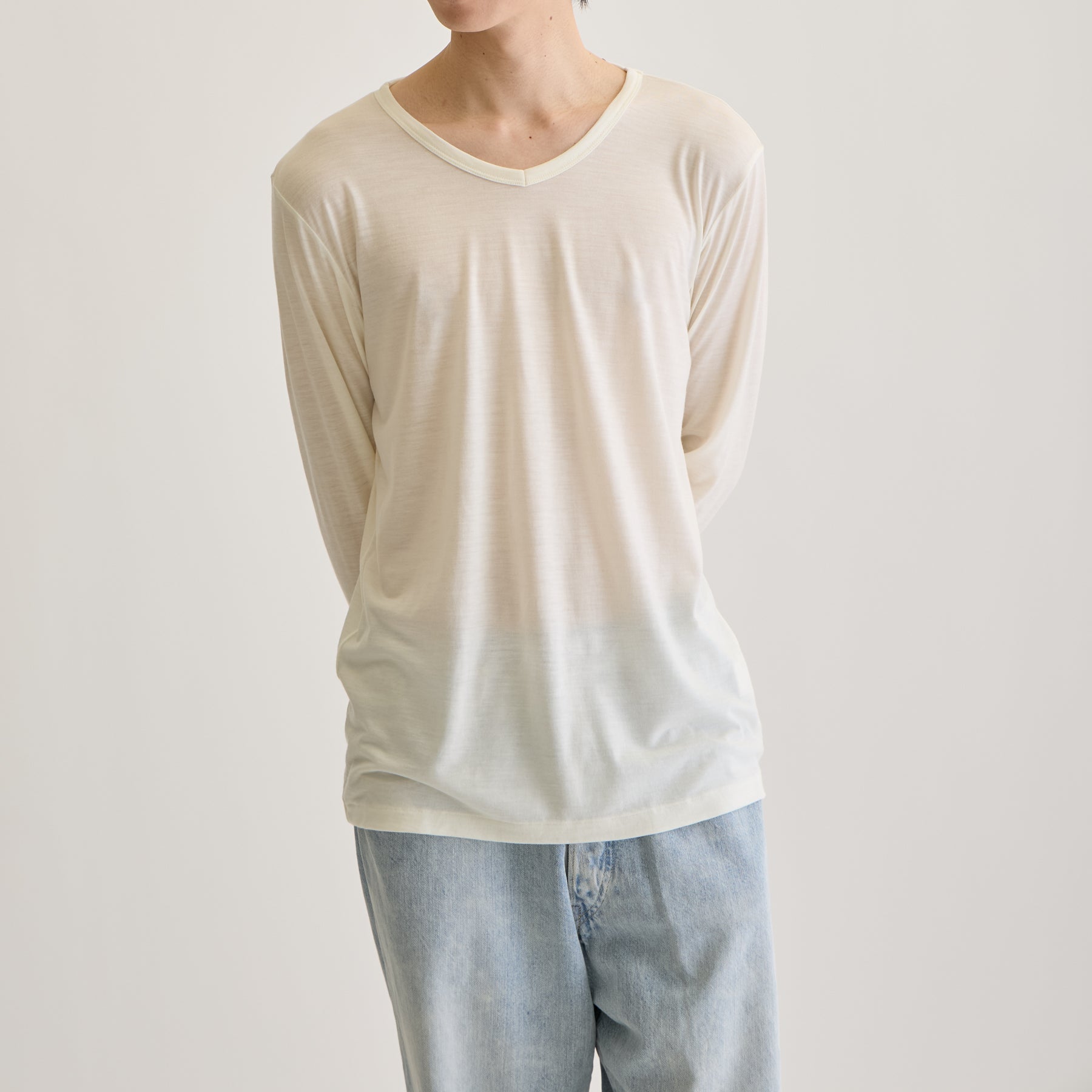 MEN'S メリノウール100%天竺 Vネック長袖Tシャツ, ホワイトのモデル着用画像(前)