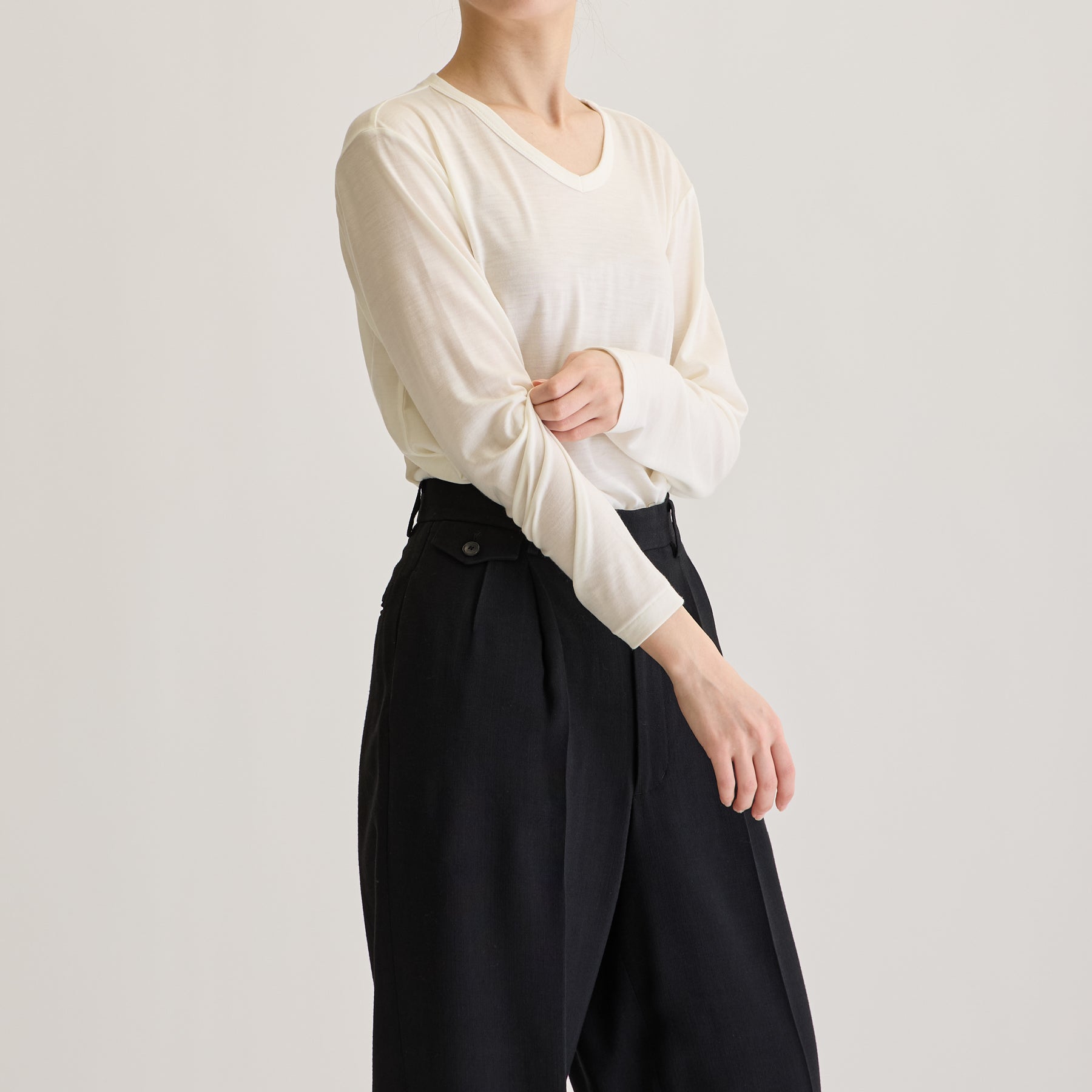 MEN'S メリノウール100%天竺 Vネック長袖Tシャツ, ホワイトのモデル着用画像(女性・斜め前)