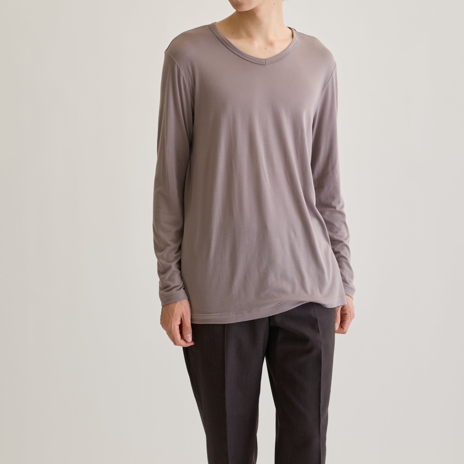 MEN'S メリノウール100%天竺 Vネック長袖Tシャツ, トープのモデル着用画像(前)