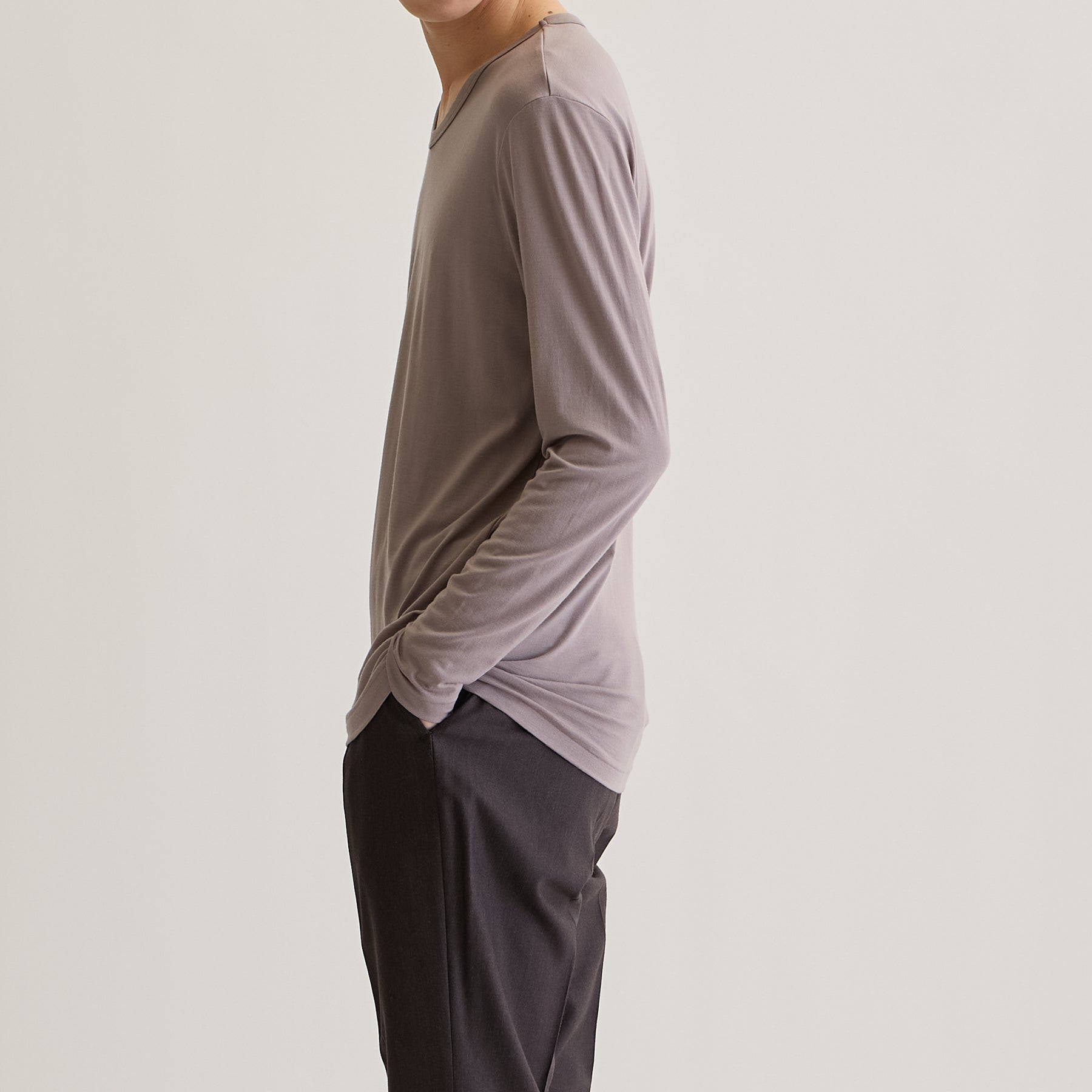 MEN'S メリノウール100%天竺 Vネック長袖Tシャツ, トープのモデル着用画像(横)