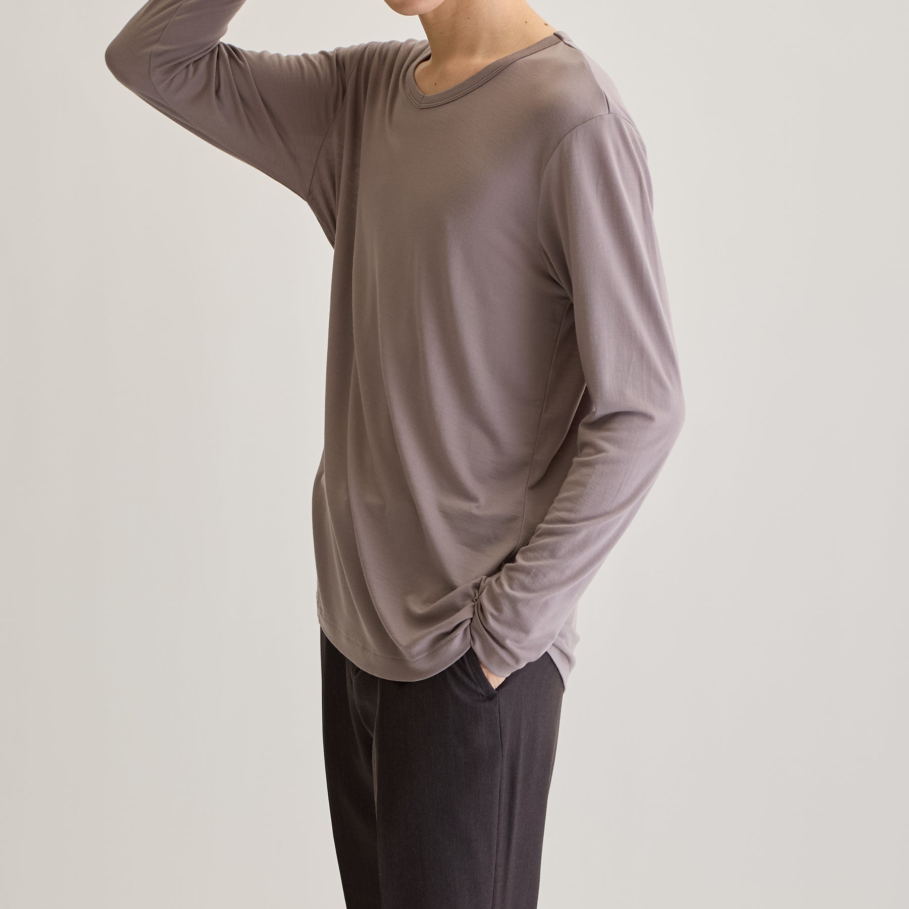 MEN'S メリノウール100%天竺 Vネック長袖Tシャツ, トープのモデル着用画像(横)