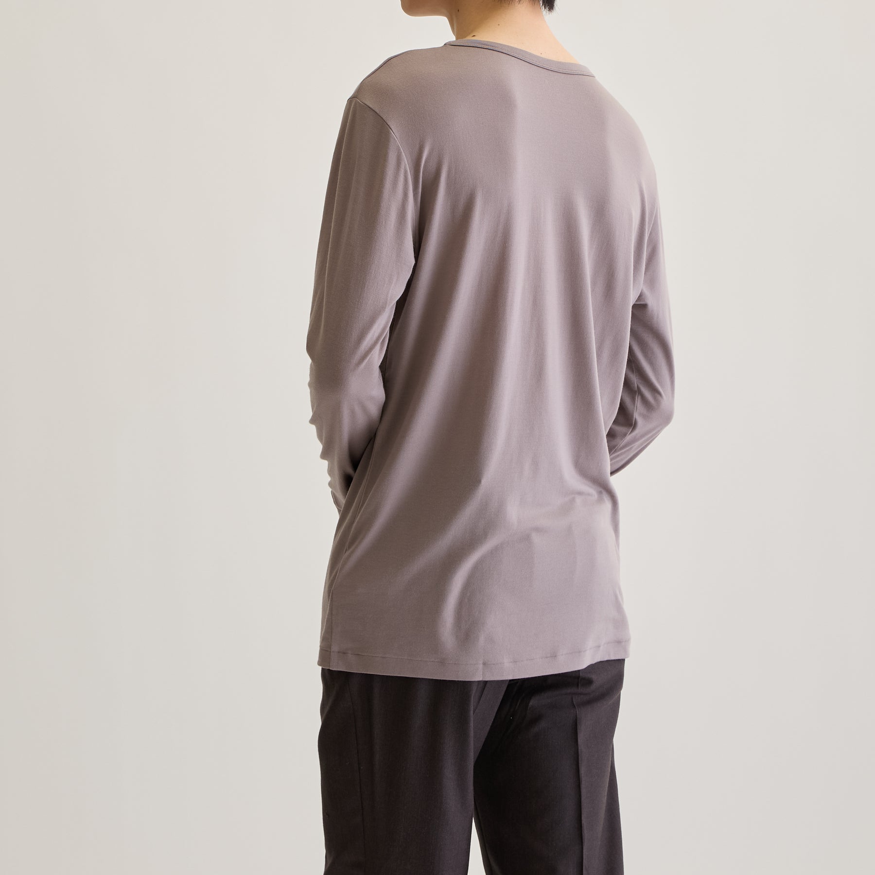 MEN'S メリノウール100%天竺 Vネック長袖Tシャツ, トープのモデル着用画像(斜め後)