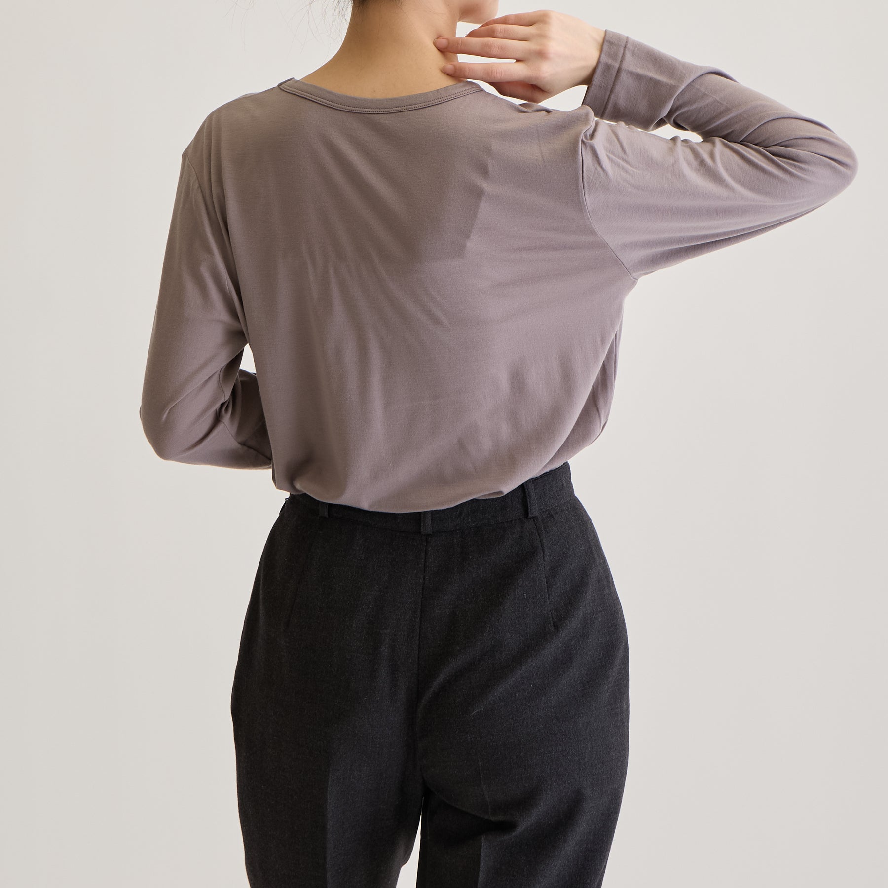 MEN'S メリノウール100%天竺 Vネック長袖Tシャツ, トープのモデル着用画像(女性・後)
