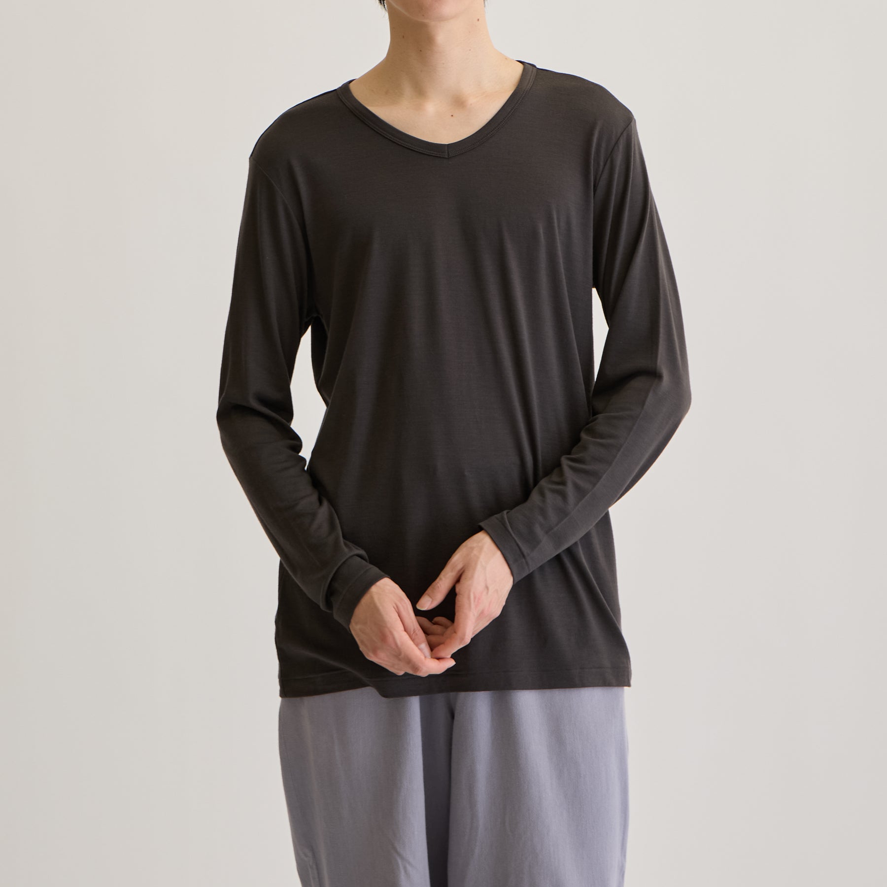 MEN'S メリノウール100%天竺 Vネック長袖Tシャツ, チャコールのモデル着用画像(前)