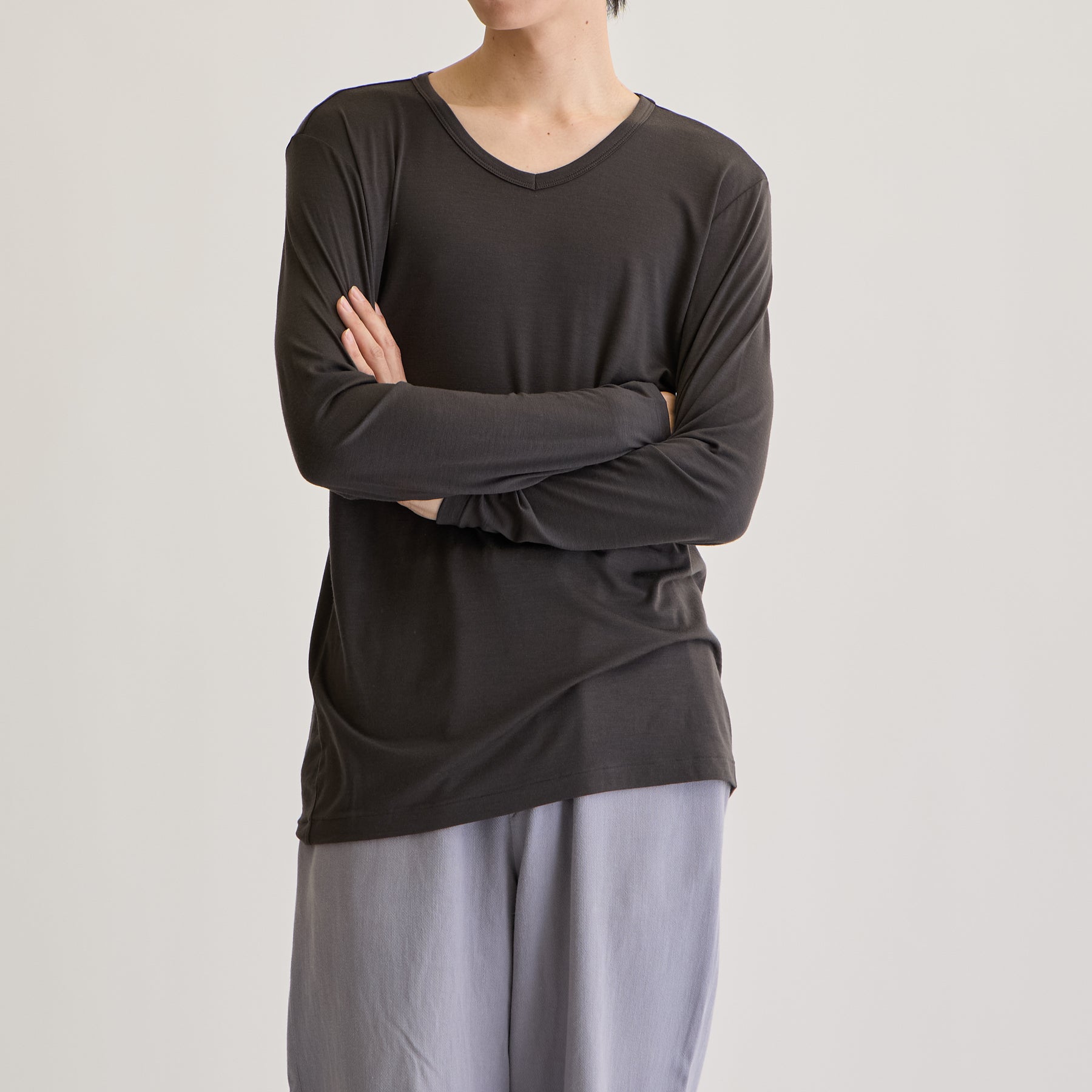 MEN'S メリノウール100%天竺 Vネック長袖Tシャツ, チャコールのモデル着用画像(前)