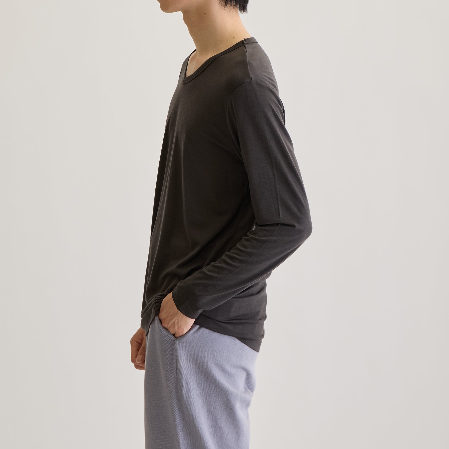 MEN'S メリノウール100%天竺 Vネック長袖Tシャツ, チャコールのモデル着用画像(横)
