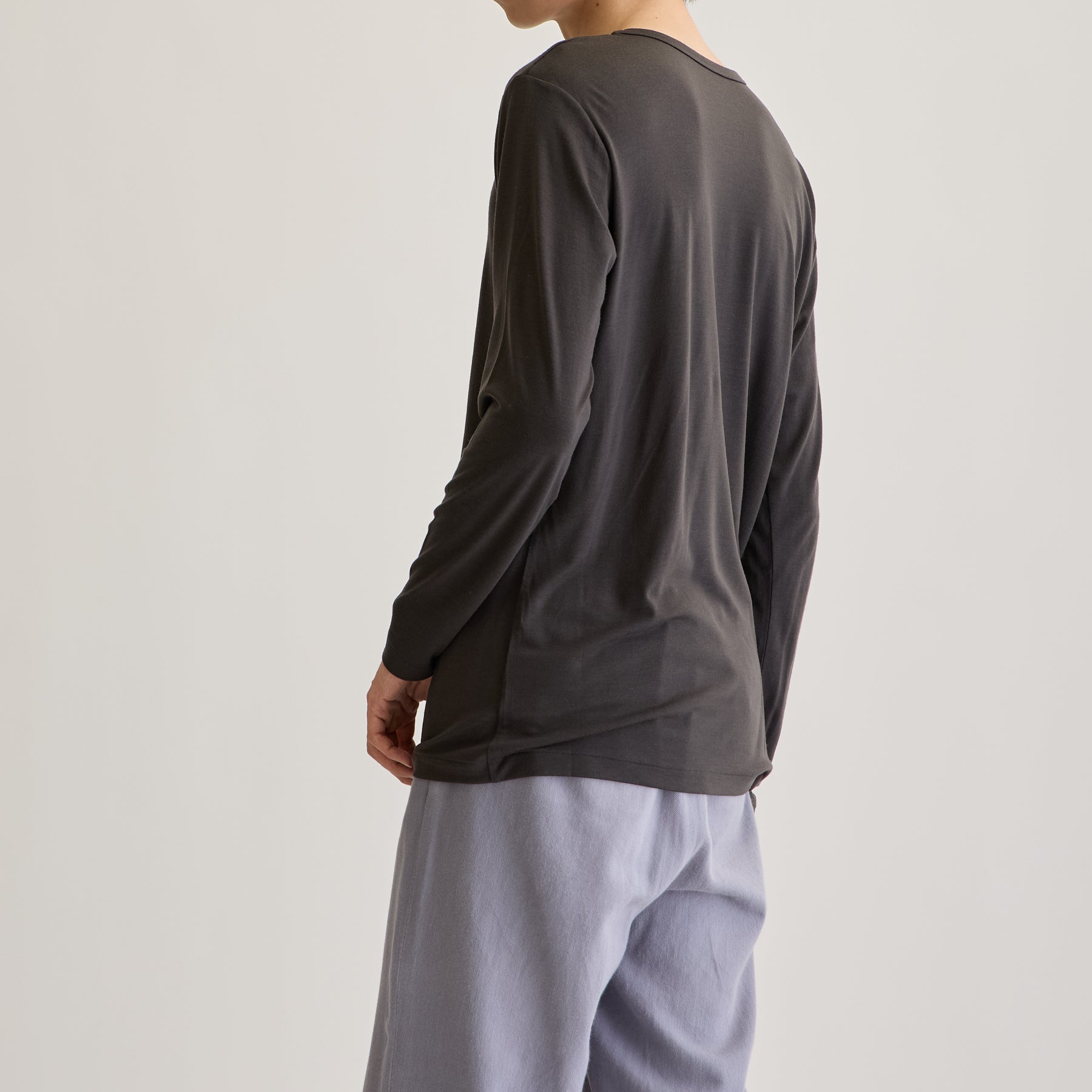 MEN'S メリノウール100%天竺 Vネック長袖Tシャツ, チャコールのモデル着用画像(斜め後)