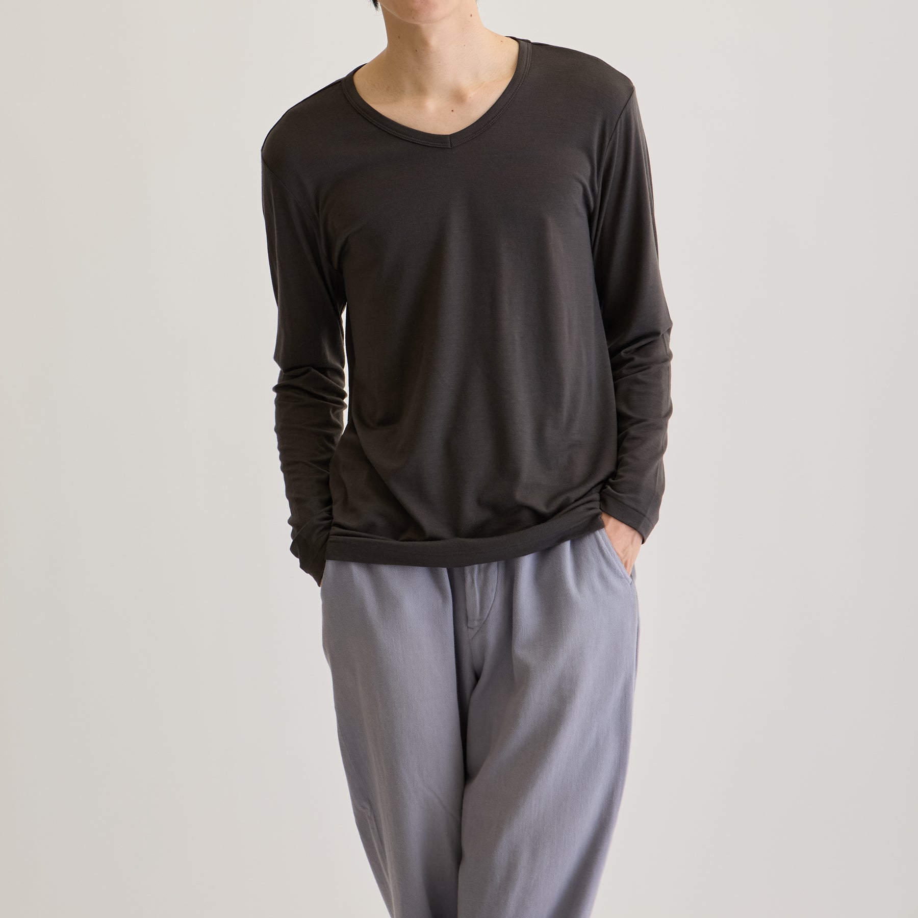 MEN'S メリノウール100%天竺 Vネック長袖Tシャツ, チャコールのモデル着用画像(前)