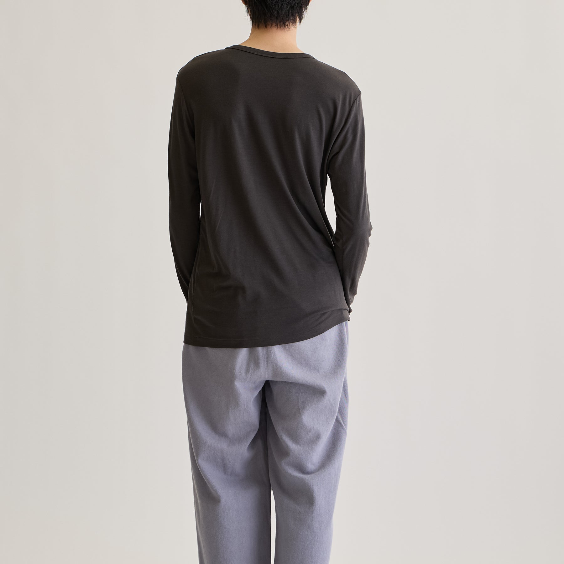MEN'S メリノウール100%天竺 Vネック長袖Tシャツ, チャコールのモデル着用画像(後)