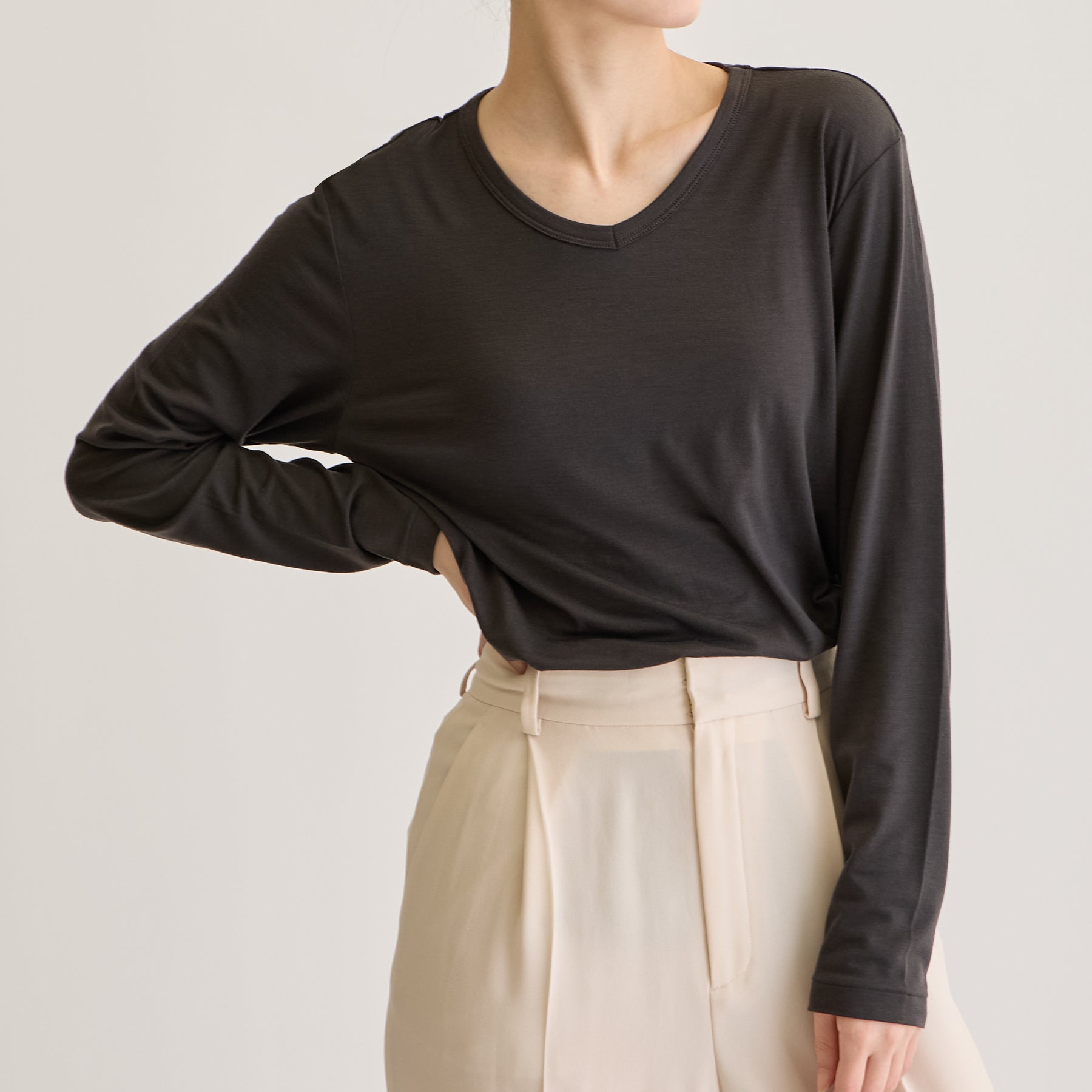 MEN'S メリノウール100%天竺 Vネック長袖Tシャツ, チャコールのモデル着用画像(女性・前)