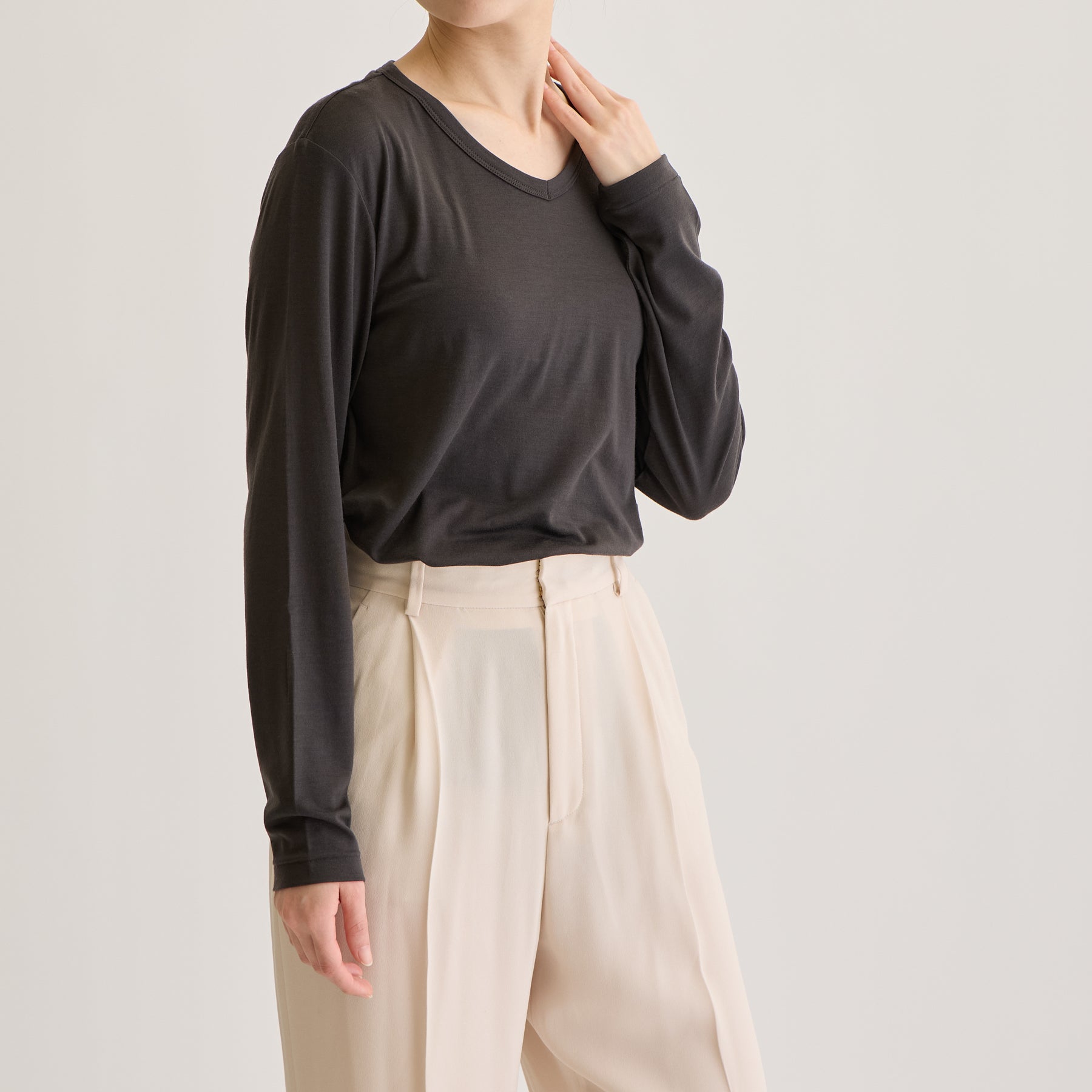 MEN'S メリノウール100%天竺 Vネック長袖Tシャツ, チャコールのモデル着用画像(女性・斜め前)