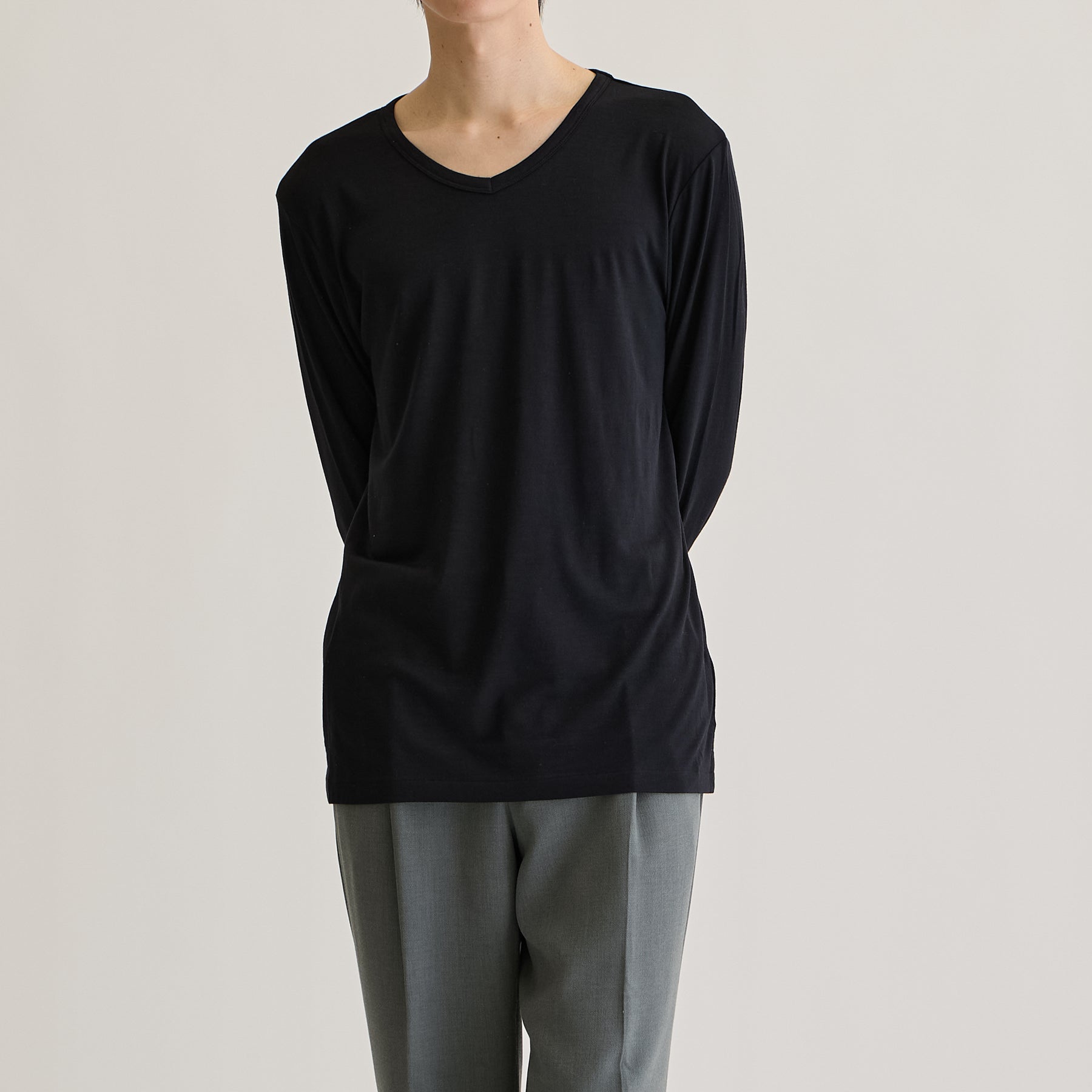 MEN'S メリノウール100%天竺 Vネック長袖Tシャツ, ブラックのモデル着用画像(前)