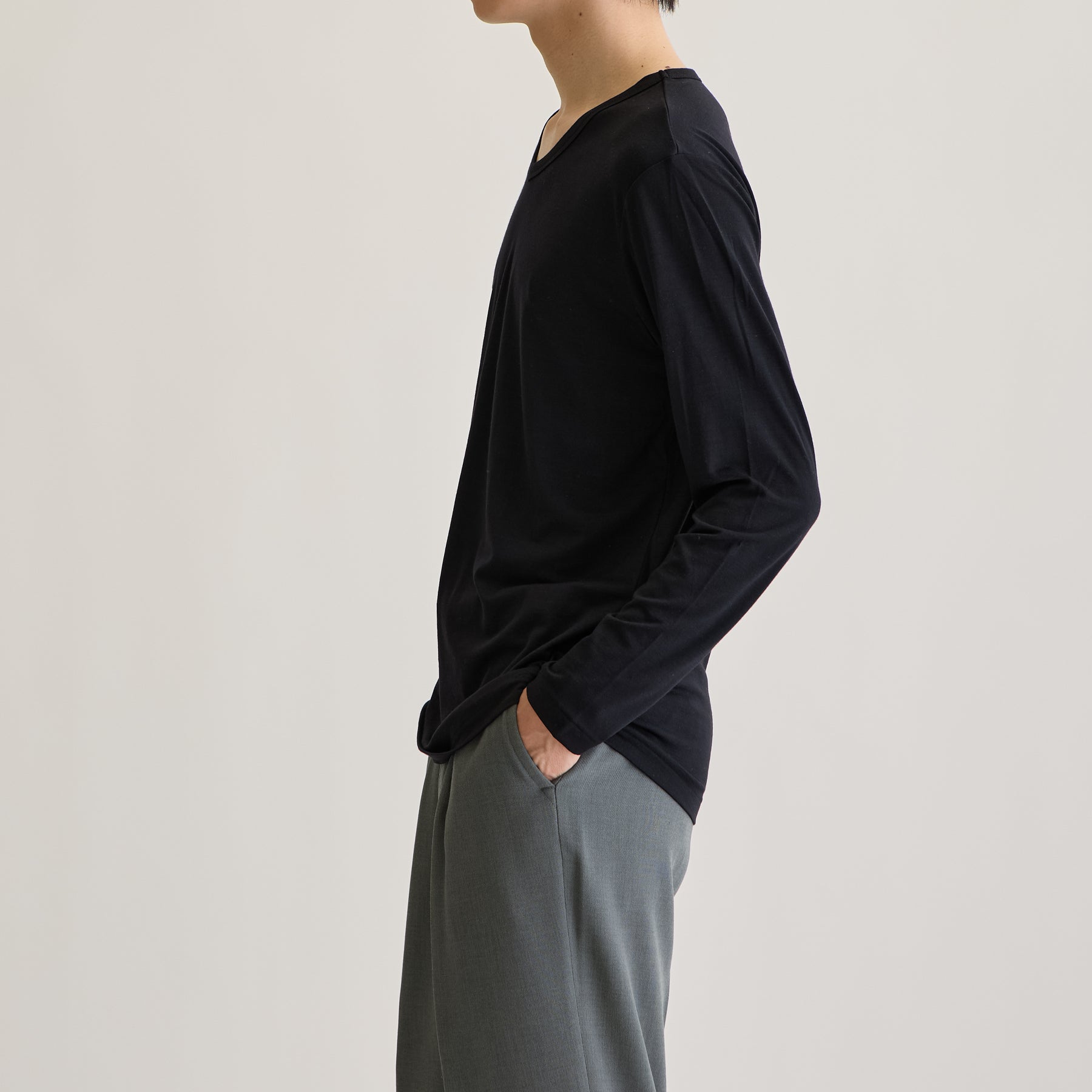 MEN'S メリノウール100%天竺 Vネック長袖Tシャツ, ブラックのモデル着用画像(横)
