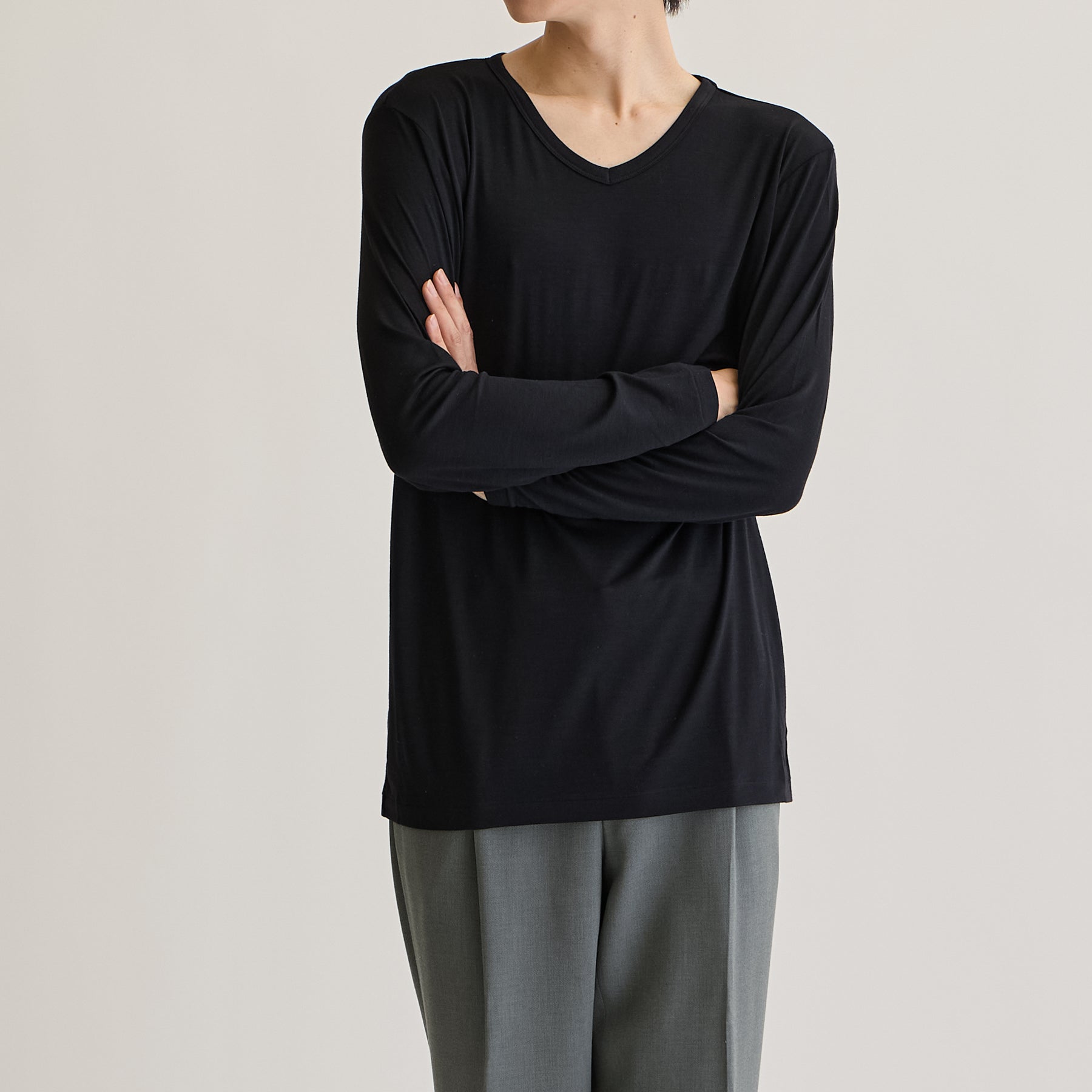 MEN'S メリノウール100%天竺 Vネック長袖Tシャツ, ブラックのモデル着用画像(前)