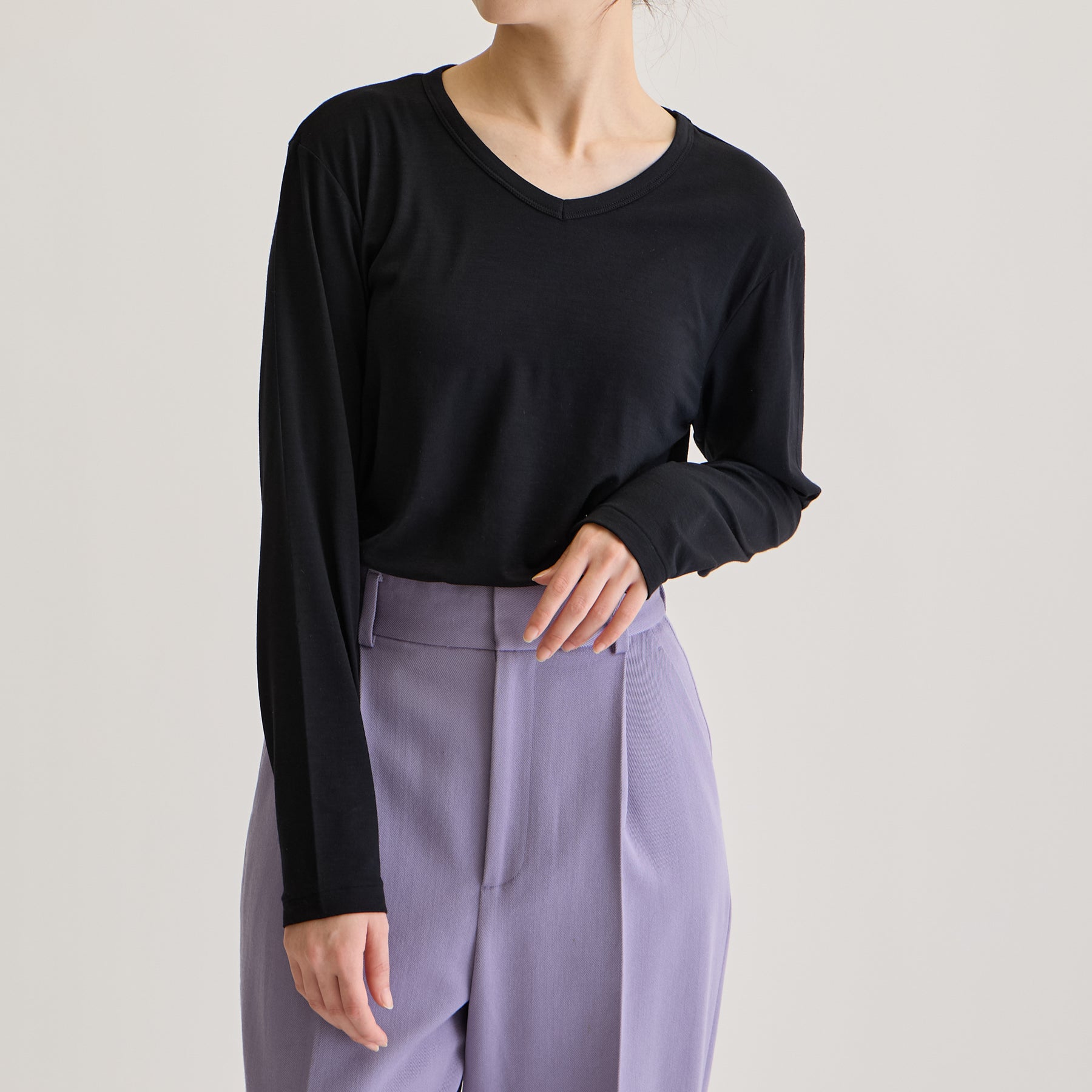 MEN'S メリノウール100%天竺 Vネック長袖Tシャツ, ブラックのモデル着用画像(女性・前)
