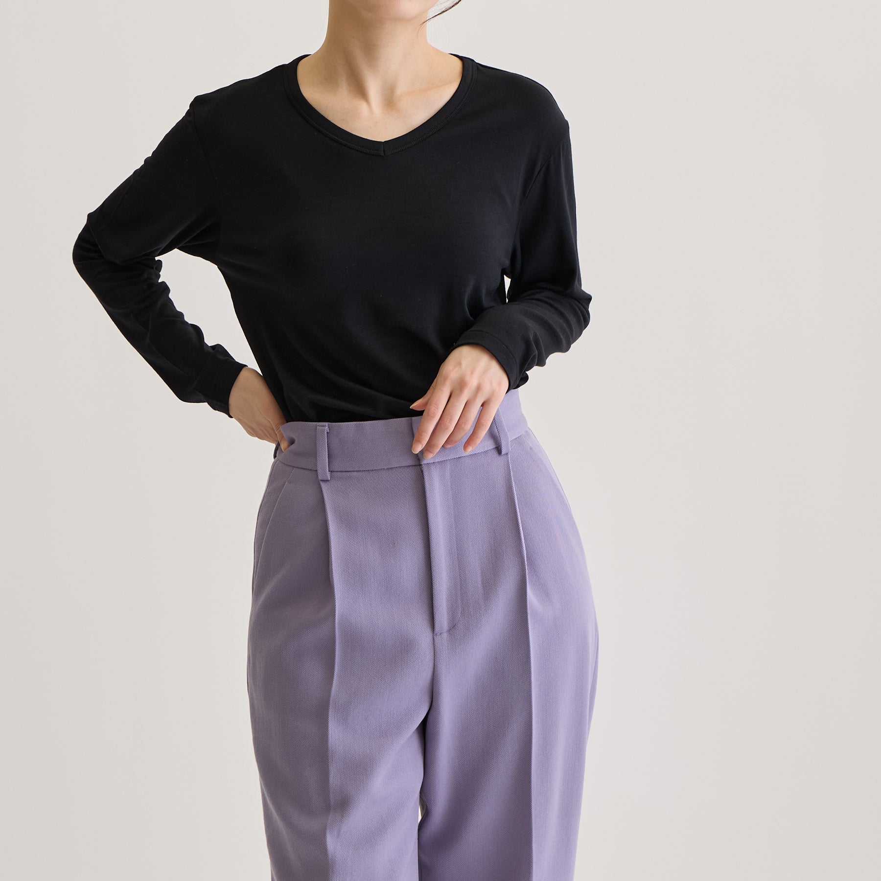 MEN'S メリノウール100%天竺 Vネック長袖Tシャツ, ブラックのモデル着用画像(女性・前)