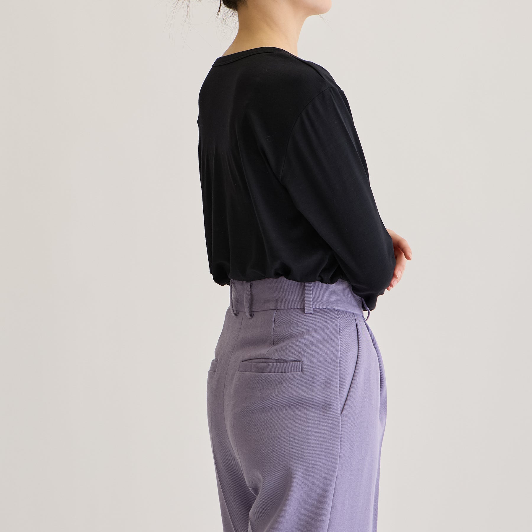 MEN'S メリノウール100%天竺 Vネック長袖Tシャツ, ブラックのモデル着用画像(女性・横)