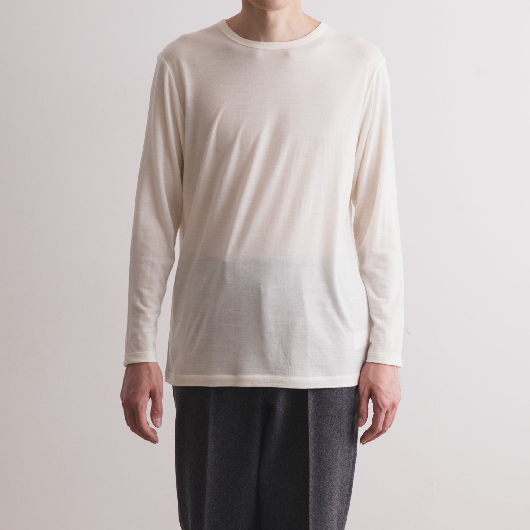MEN'S メリノウール100%天竺 クルーネック長袖Tシャツ, ホワイトの着用イメージ(男性、前)