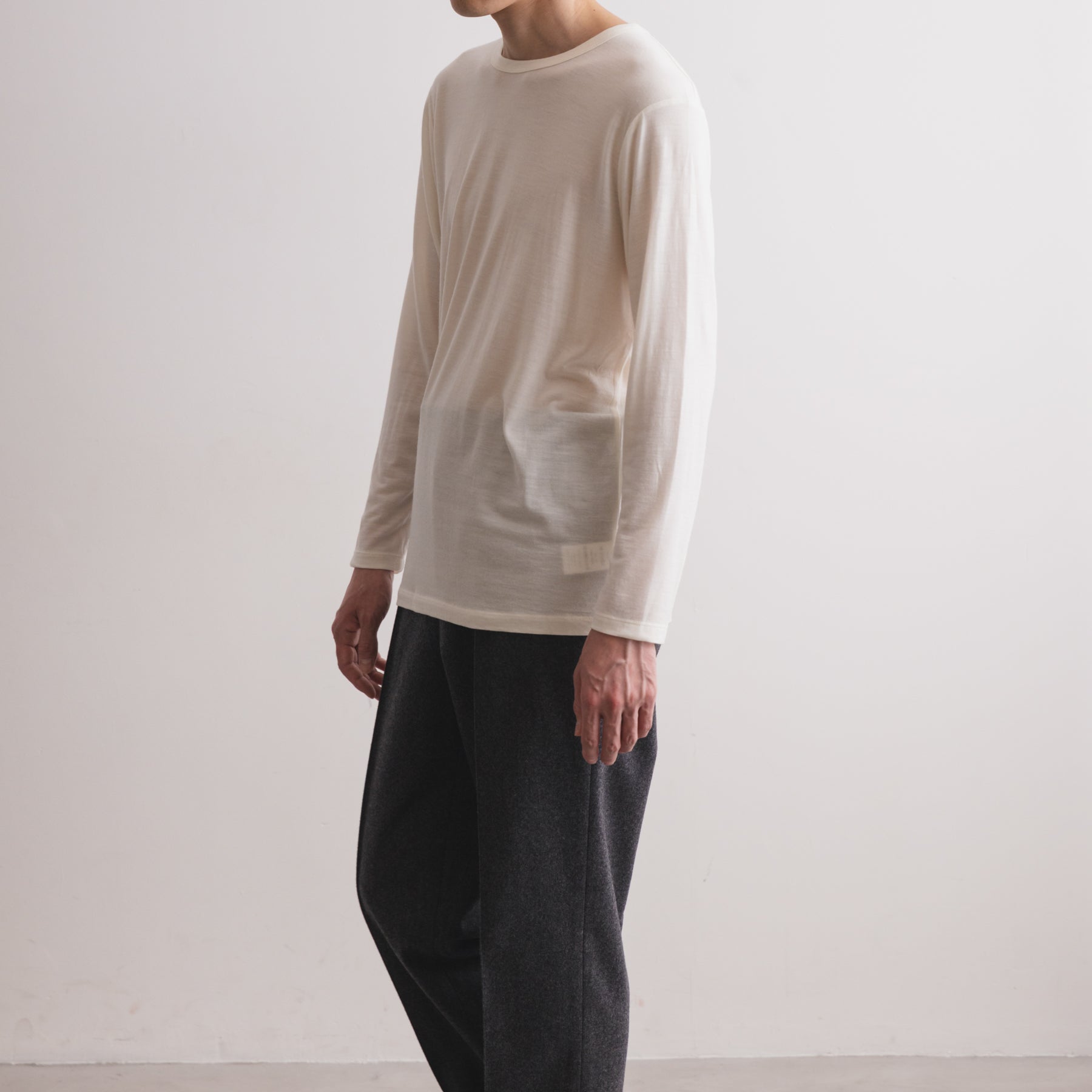 MEN'S メリノウール100%天竺 クルーネック長袖Tシャツ, ホワイトの着用イメージ(男性、斜め前)