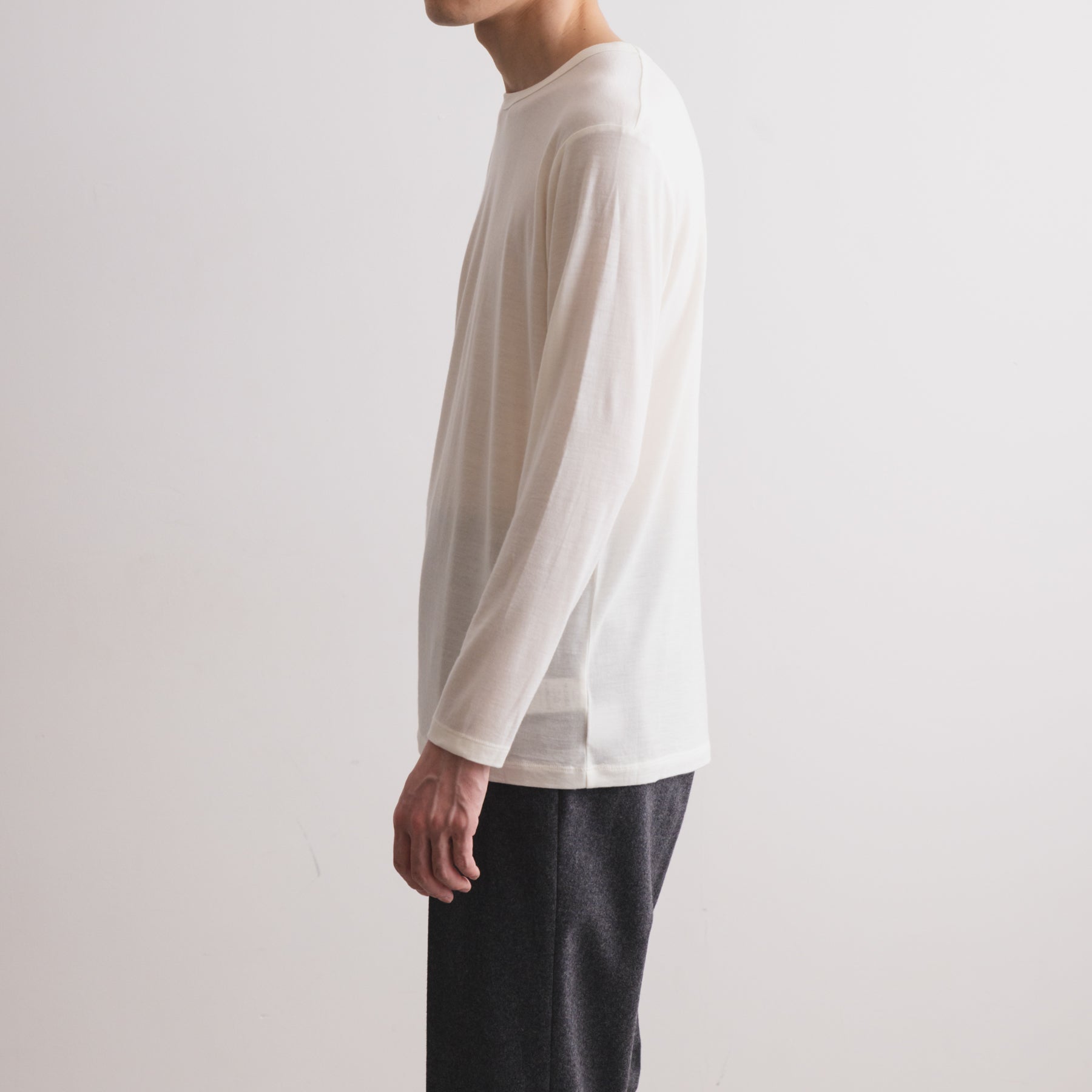 MEN'S メリノウール100%天竺 クルーネック長袖Tシャツ, ホワイトの着用イメージ(男性、横)