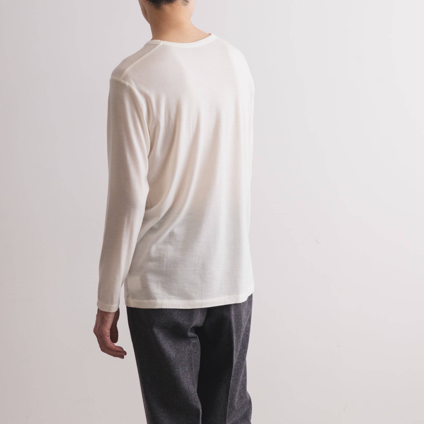 MEN'S メリノウール100%天竺 クルーネック長袖Tシャツ, ホワイトの着用イメージ(男性、斜め後)