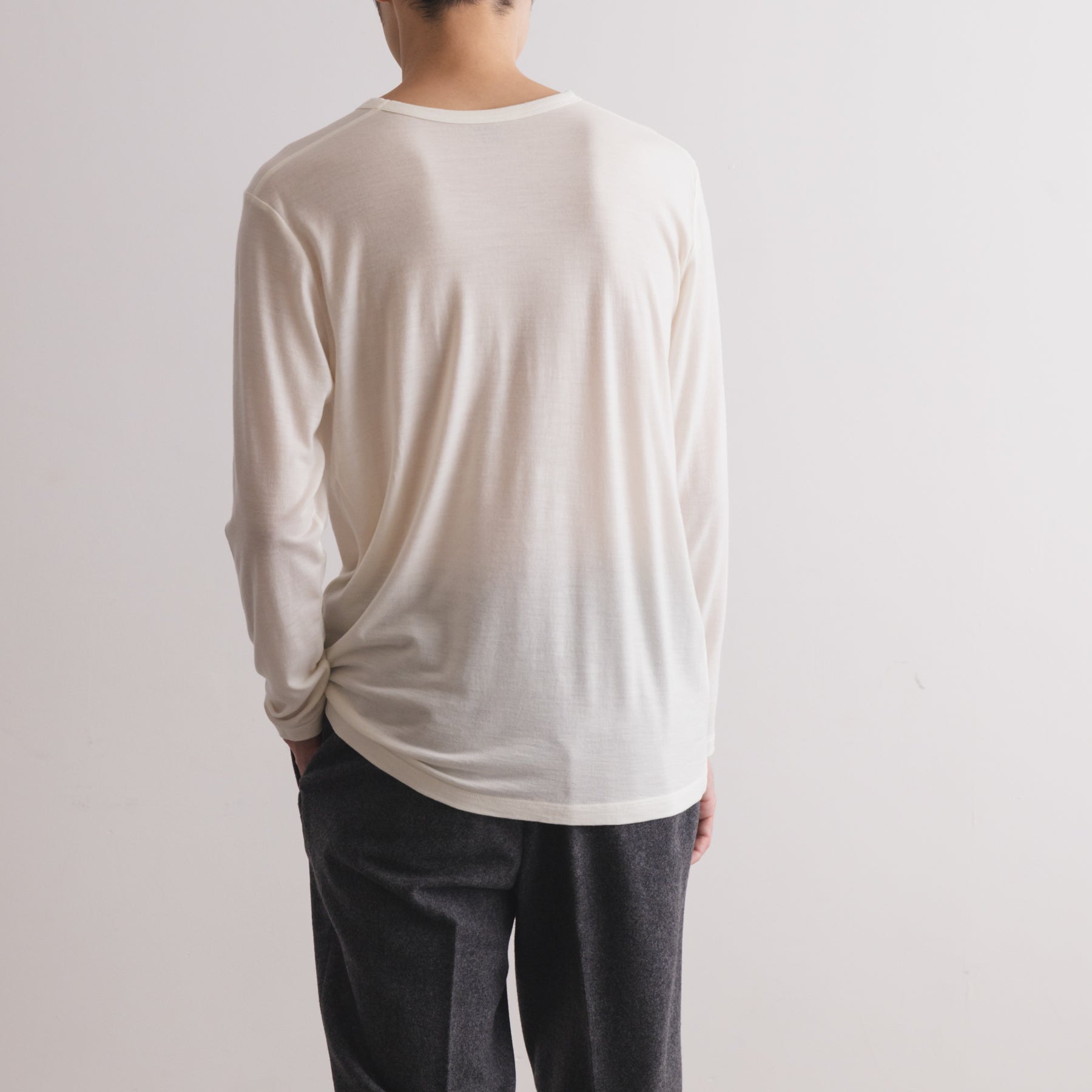 MEN'S メリノウール100%天竺 クルーネック長袖Tシャツ, ホワイトの着用イメージ(男性、後)