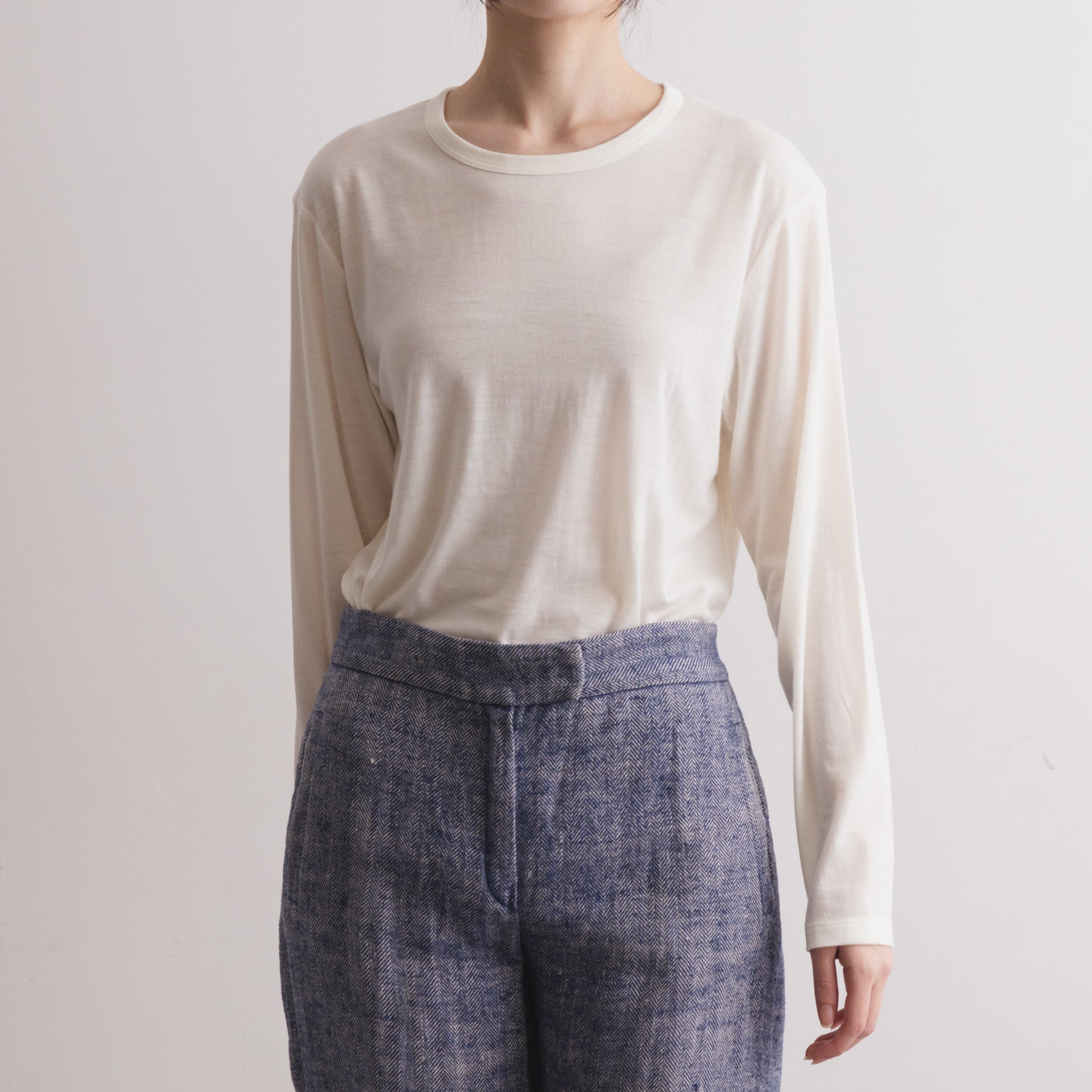 MEN'S メリノウール100%天竺 クルーネック長袖Tシャツ, ホワイトの着用イメージ(女性、前)