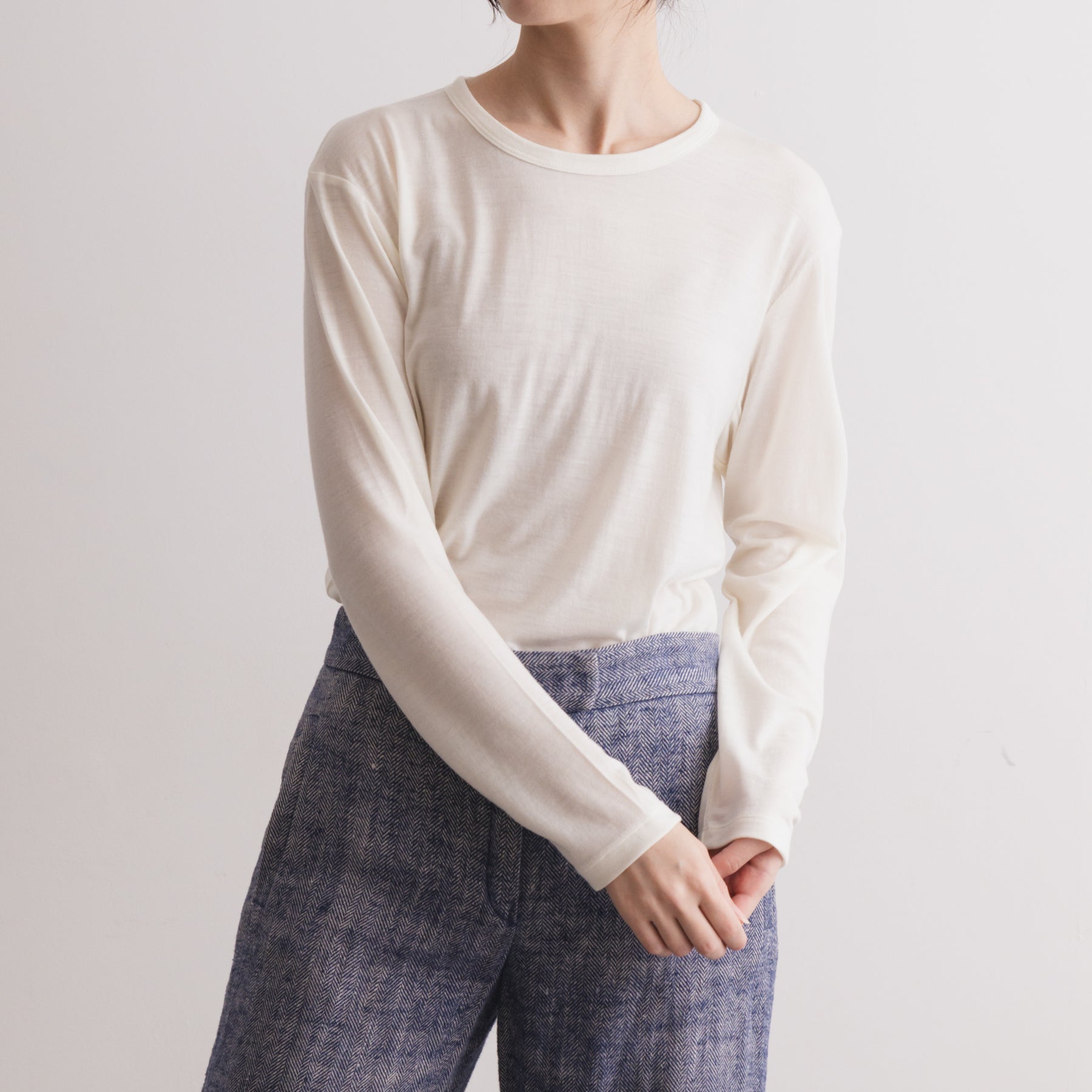 MEN'S メリノウール100%天竺 クルーネック長袖Tシャツ, ホワイトの着用イメージ(女性、前)