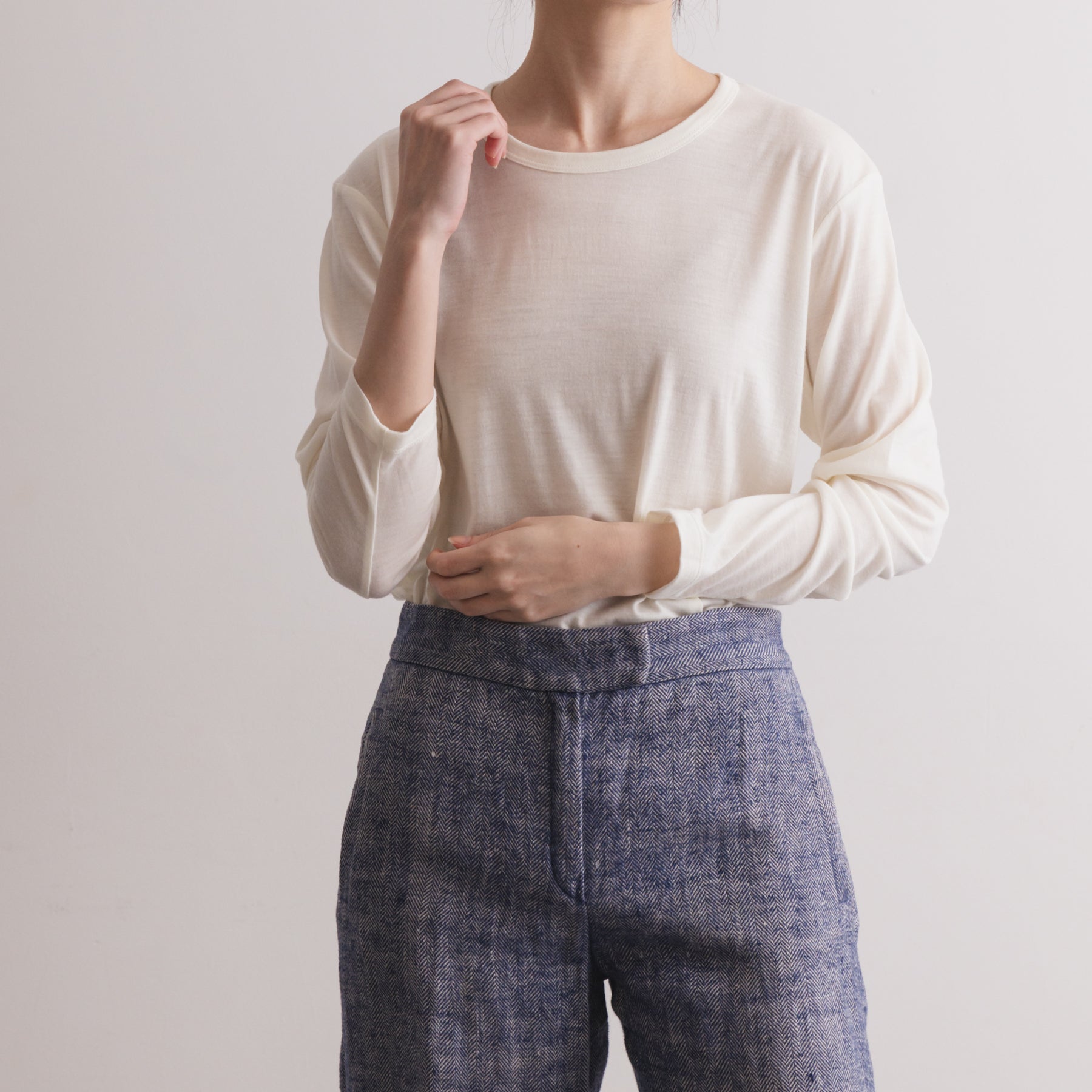 MEN'S メリノウール100%天竺 クルーネック長袖Tシャツ, ホワイトの着用イメージ(女性、前)